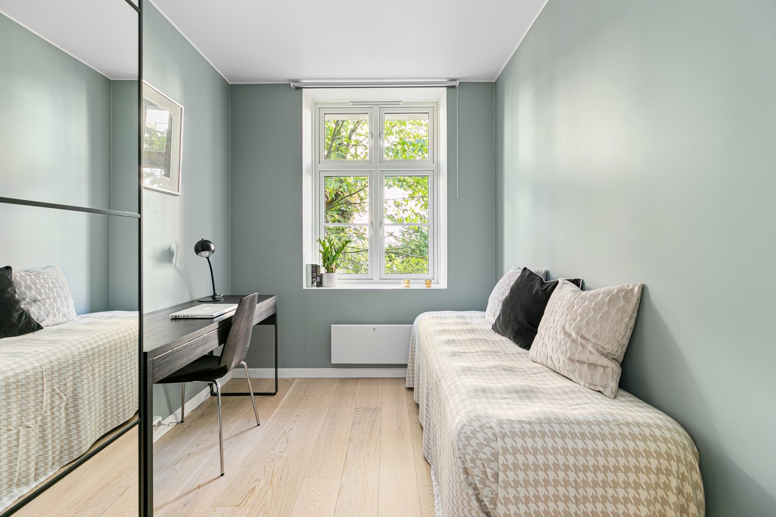 Lyst og luftig soverom 2 med plass til seng, skrivepult og garderobeskap Galleribilde