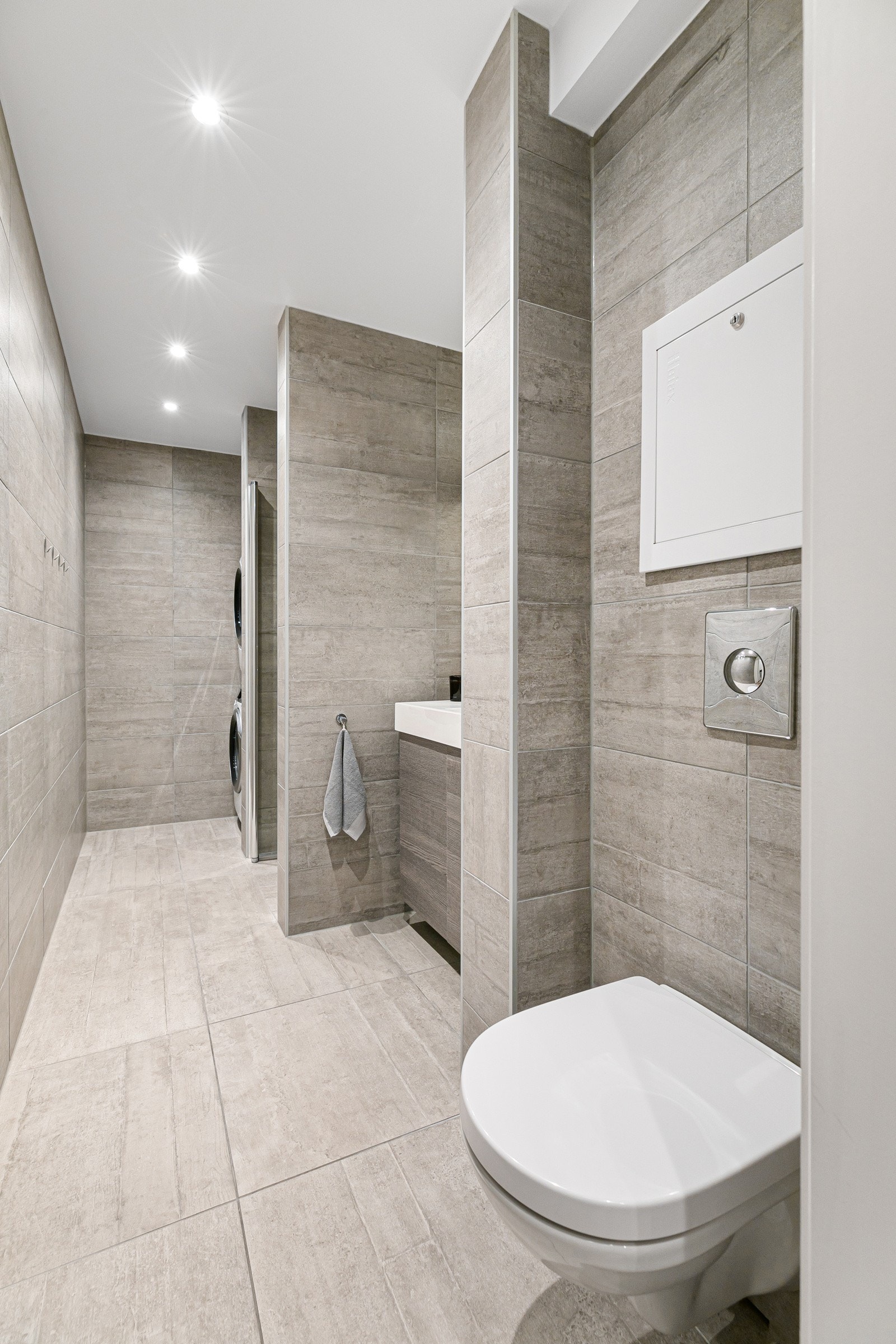 Romslig og flislagt baderom med behagelig gulvvarme Galleribilde