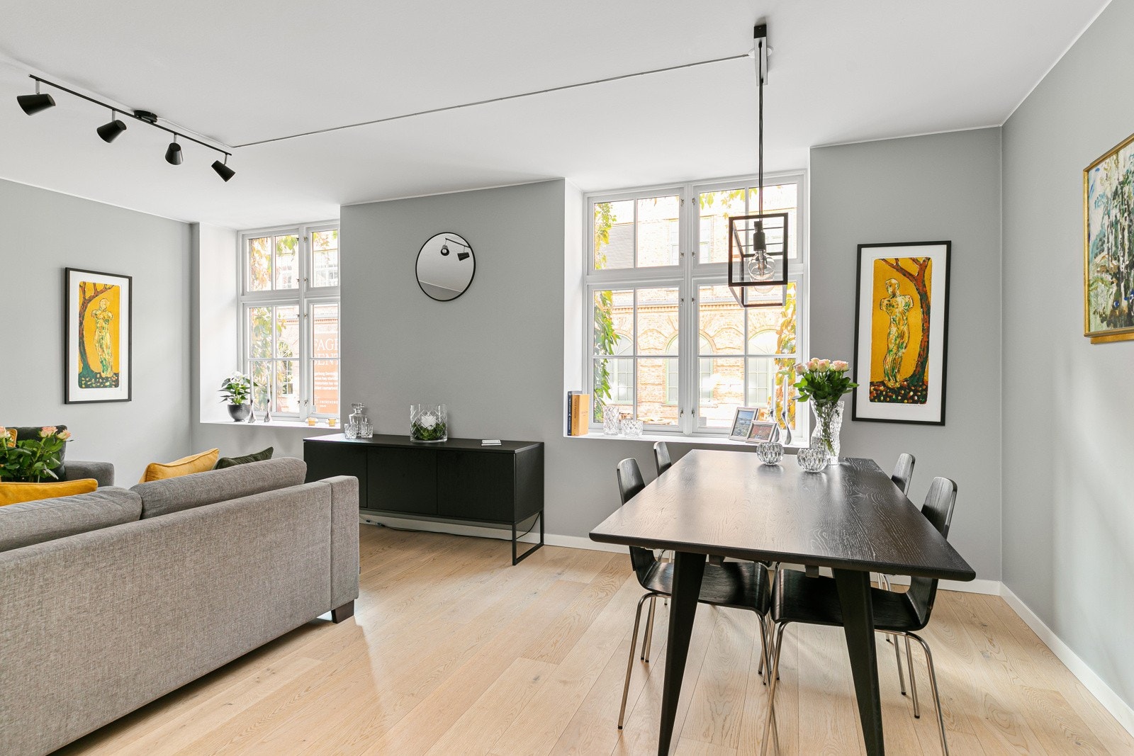 Store vindusflater sammen med den gjennomgående planløsningen rammer lyset, og sørger for et fantastisk inntrykk Galleribilde