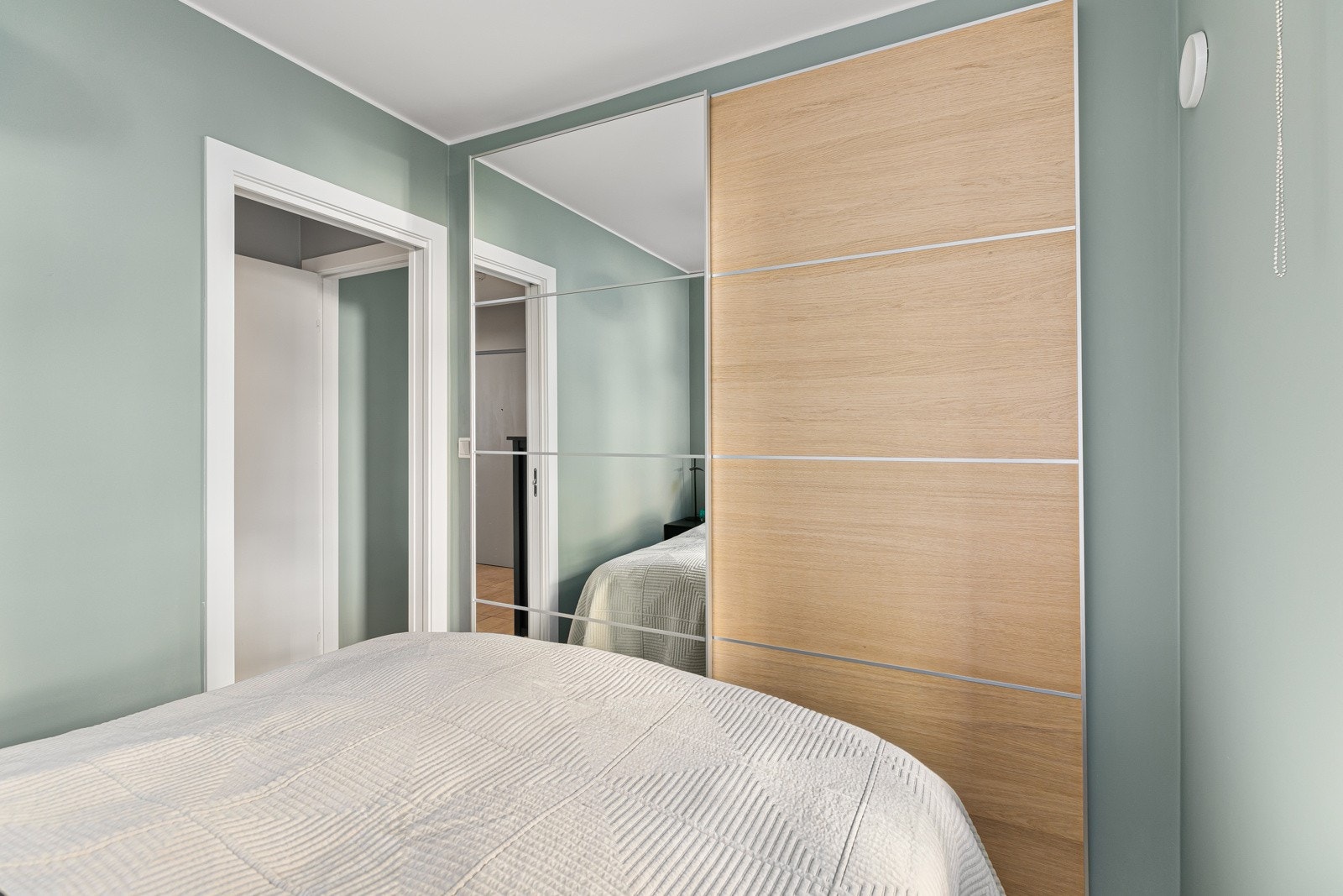 Rommet fremstår som svært gjennomtenkt med sine gode løsninger og lyse fargetoner Galleribilde