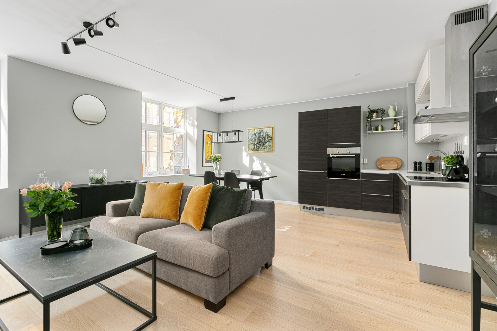 Stuen har en åpen og sosial løsning til kjøkkenet, som skaper en god atmosfære Galleribilde