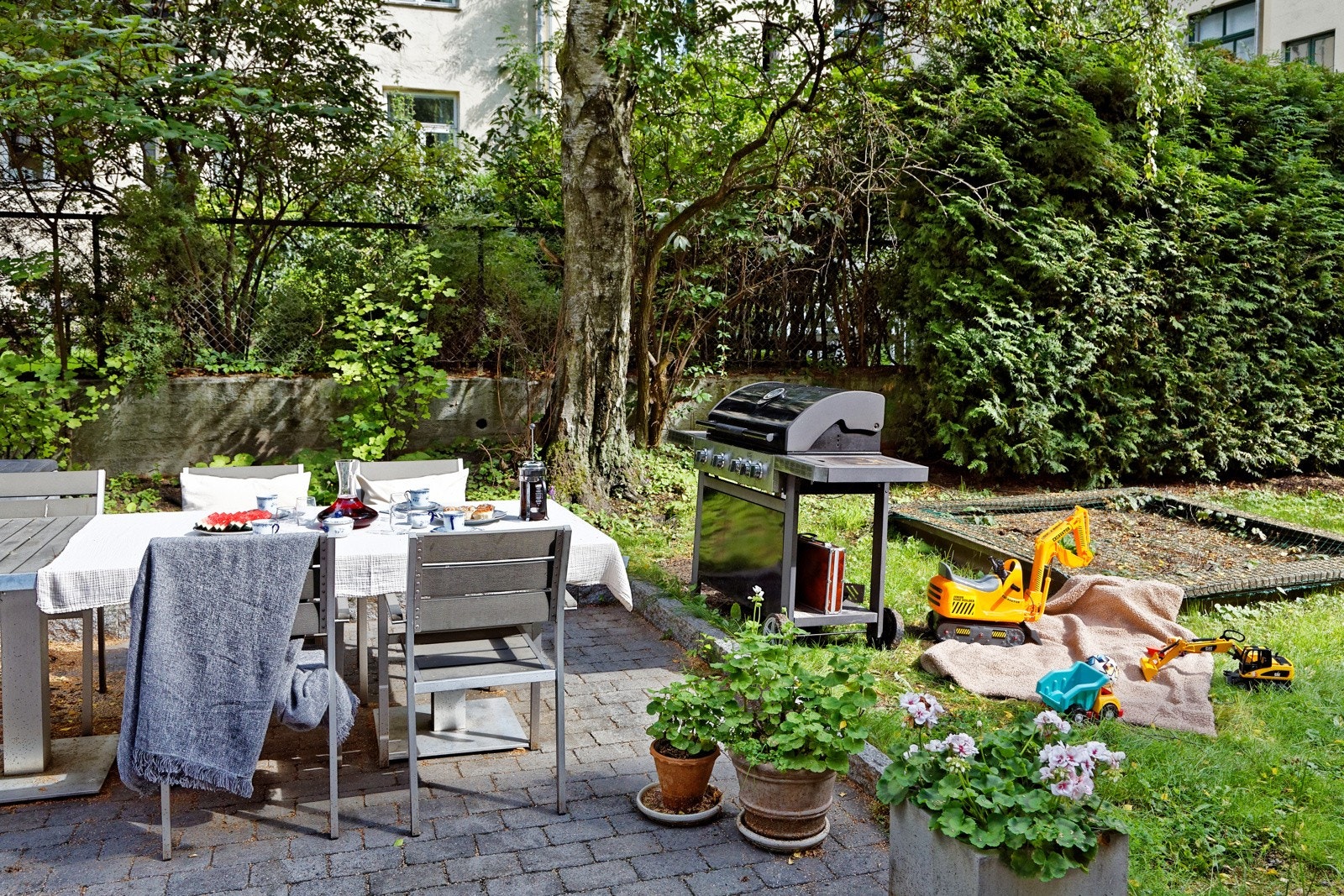 Her tilbys det flere uteområder som passer yppelig til sosiale sammenkomster i solen Galleribilde