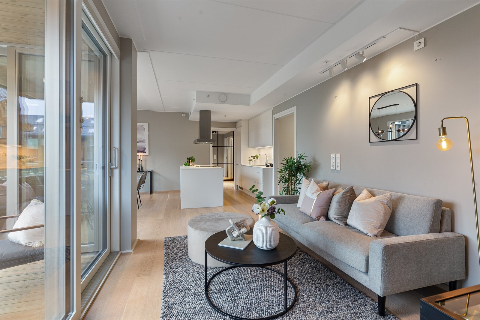 Stue med utgang til balkong via to skyvedører Galleribilde