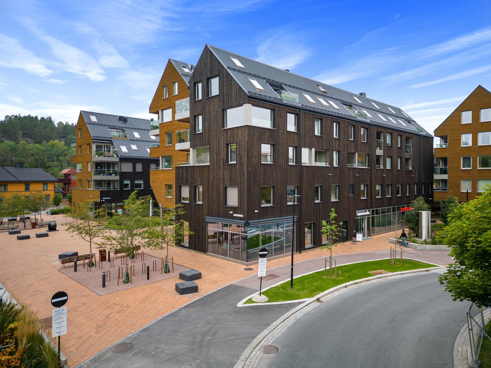 Heisadkomst til leilighetens etasje, garasje og butikk Galleribilde