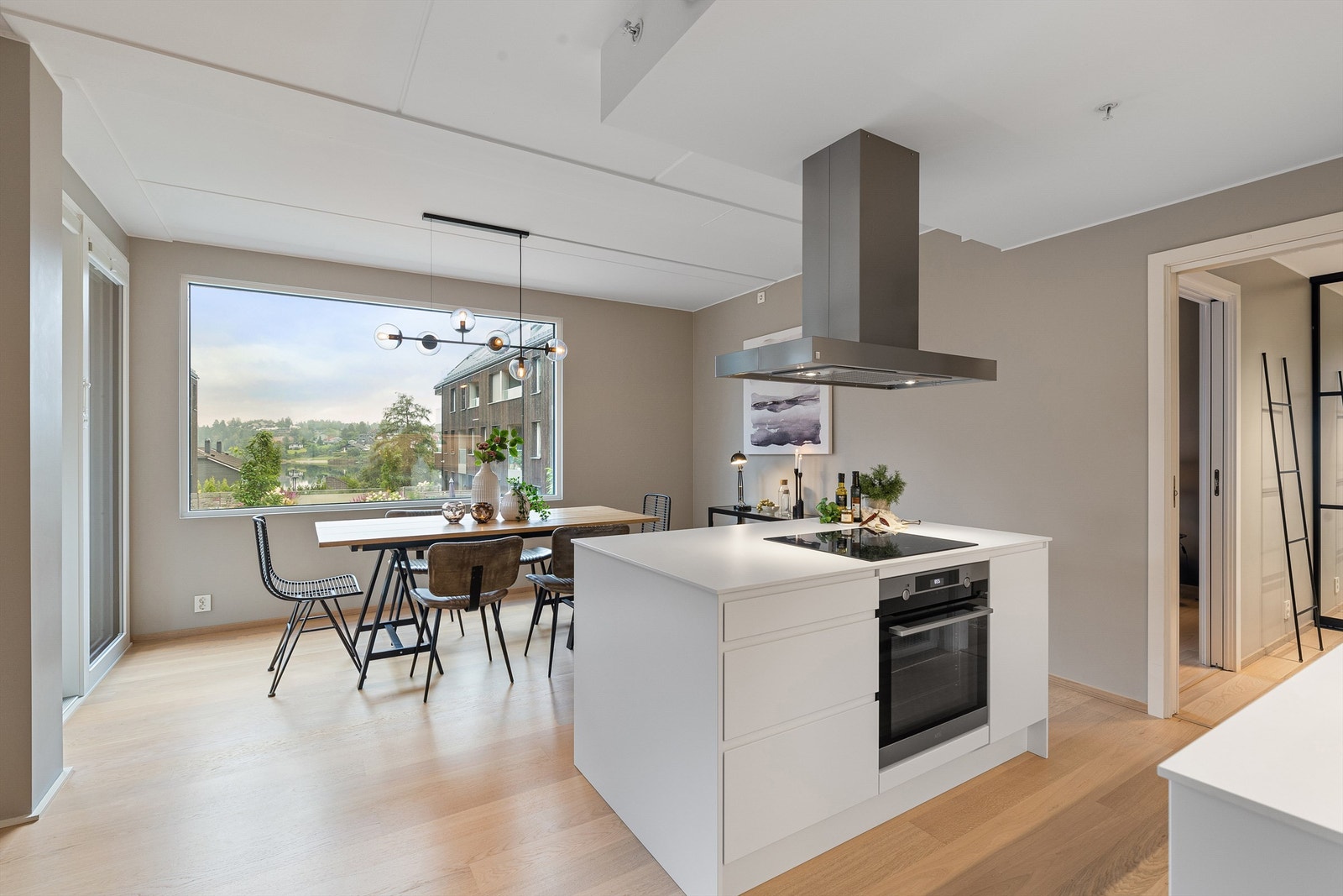 Kjøkken med komfyrvakt og automatisk lekkasjestopper Galleribilde