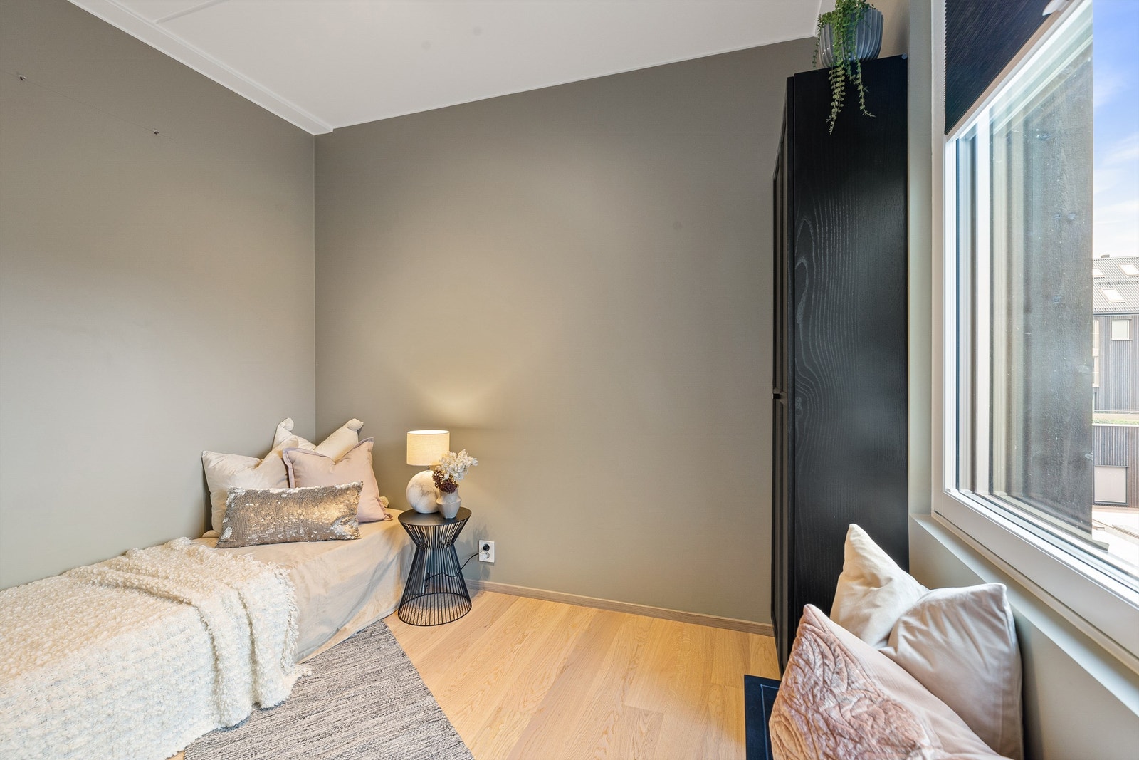 Soverom 2 med garderobeskap Galleribilde