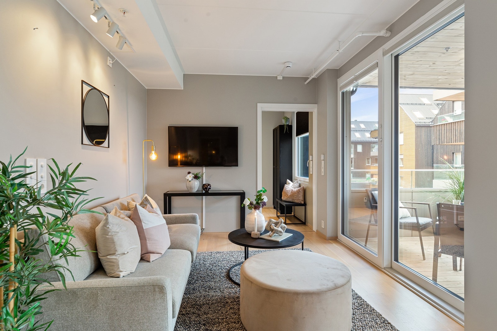 Leiligheten har en gjennomgående lys og moderne utførelse Galleribilde