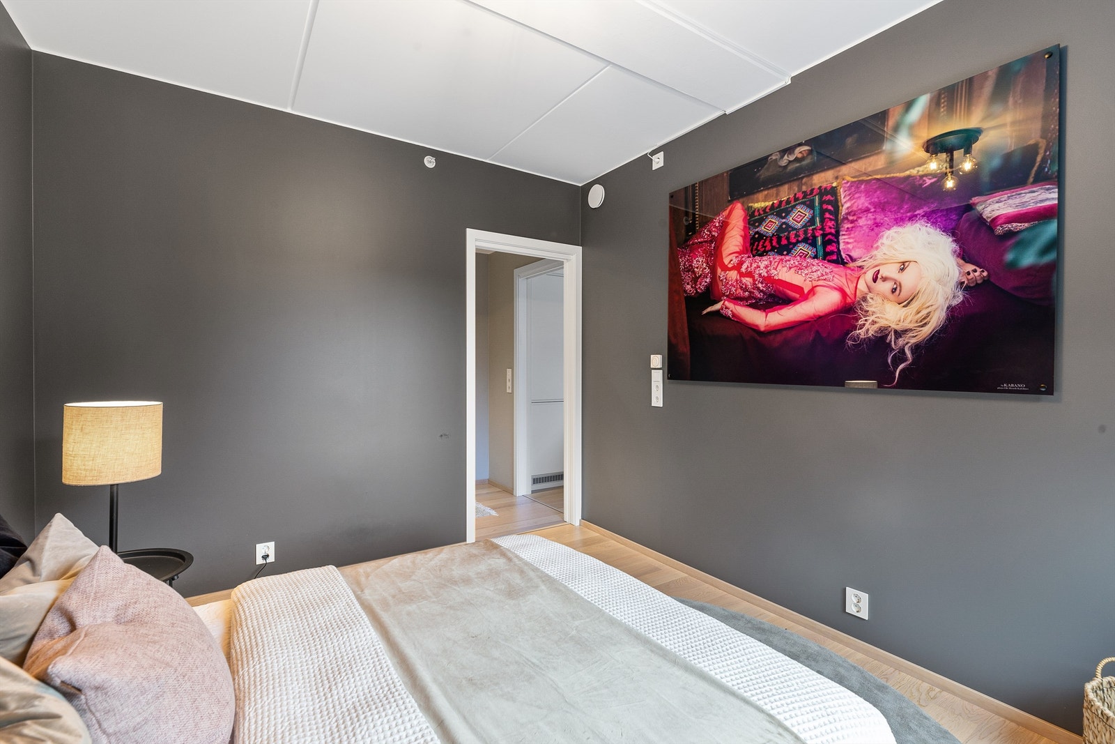 Soverom 1 med tilgang til gang og videre adkomst til bad samt bod Galleribilde