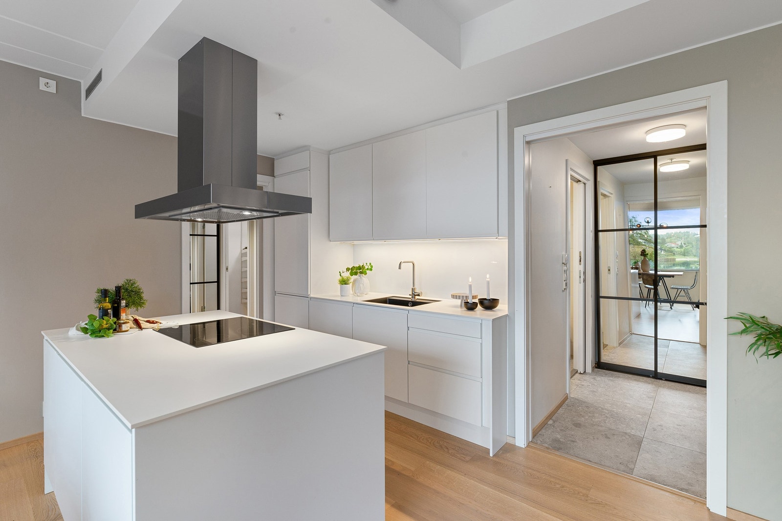 Kjøkkenet har helintegrerte hvitevarer Galleribilde