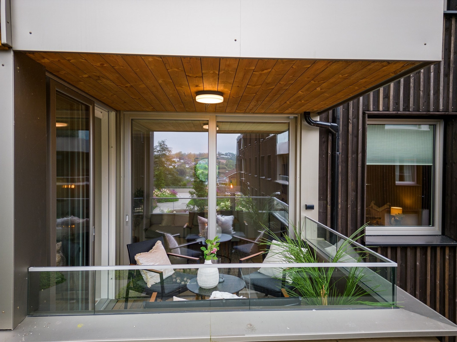 Balkongen har utsikt mot fellesarealer Galleribilde