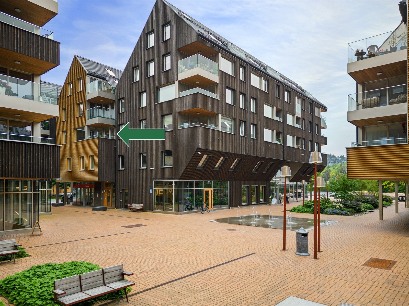 Gangavstand til flere butikker, tannlege, kaféer, bibliotek og parker Galleribilde