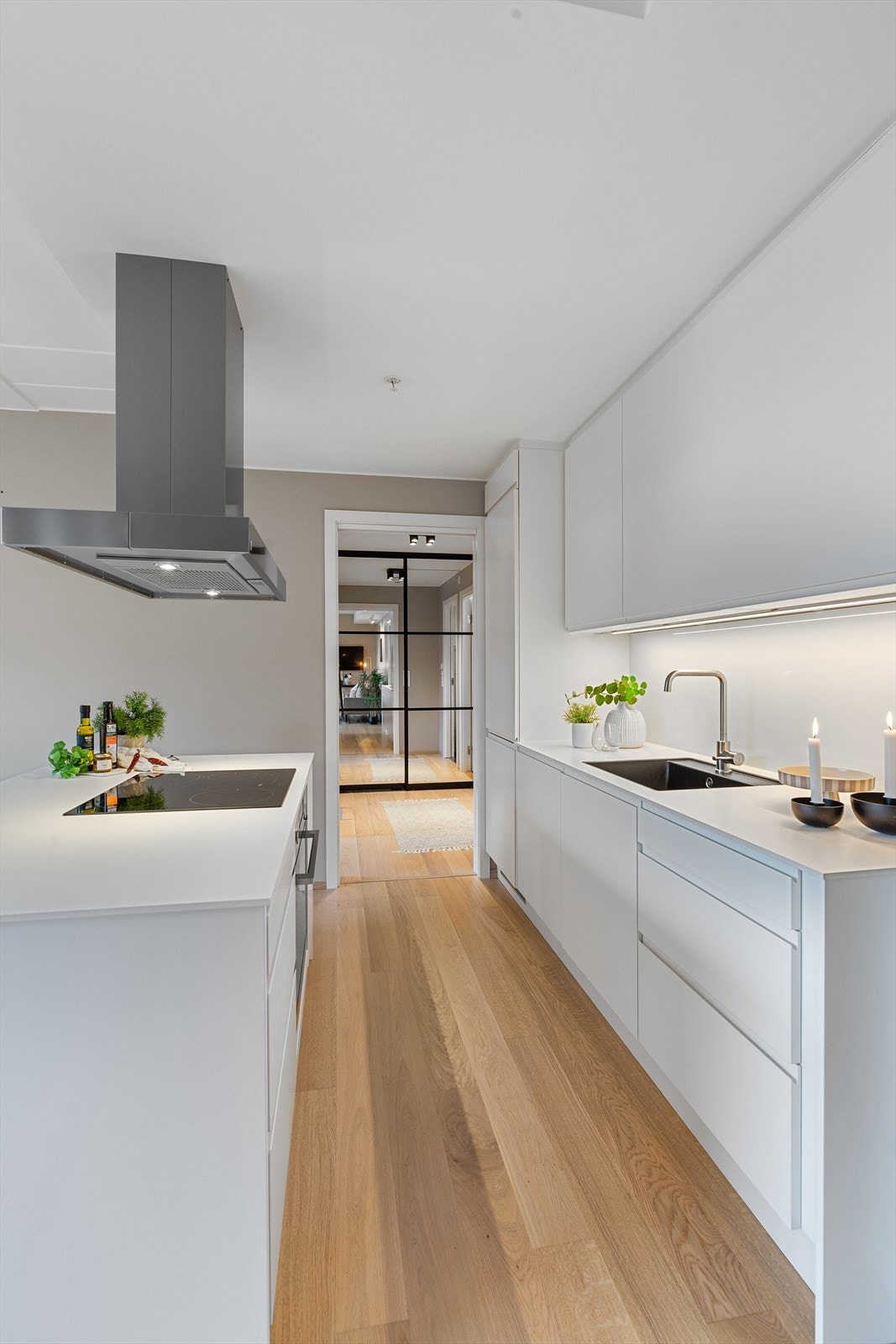 Kjøkkenet har praktisk kjøkkenøy Galleribilde