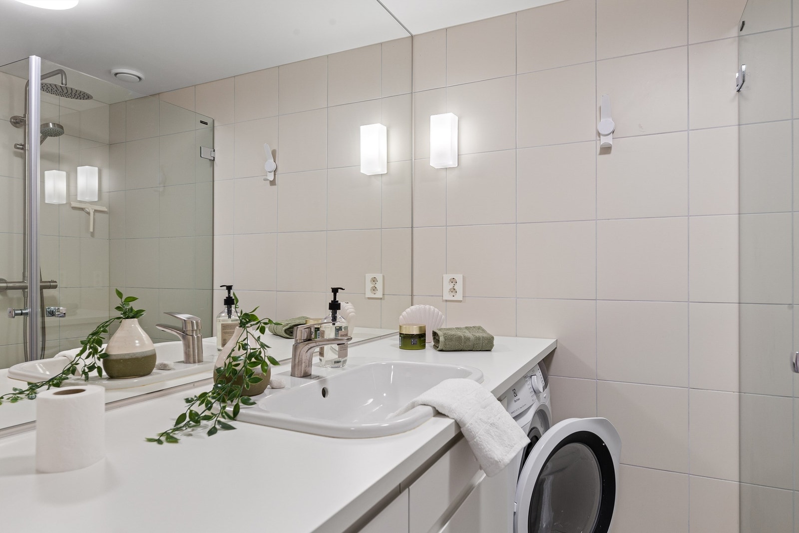 Flislagt bad med elektriske varmekabler i gulv Galleribilde