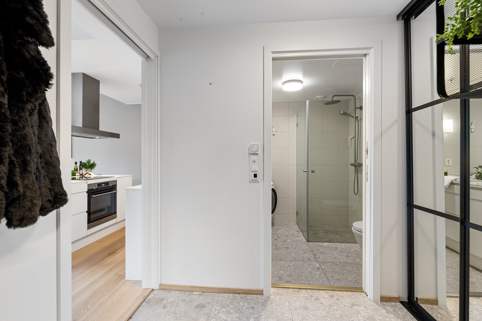 Entré med skyvedørsgarderobe Galleribilde