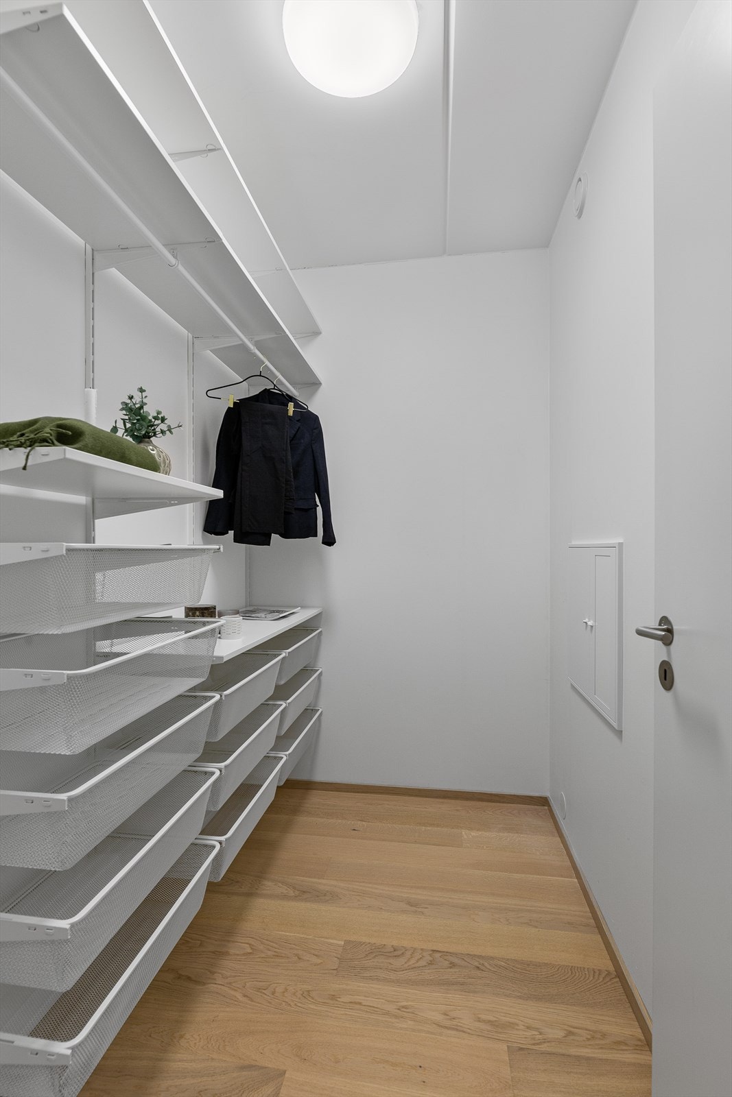 Bod med åpen garderobeløsning Galleribilde