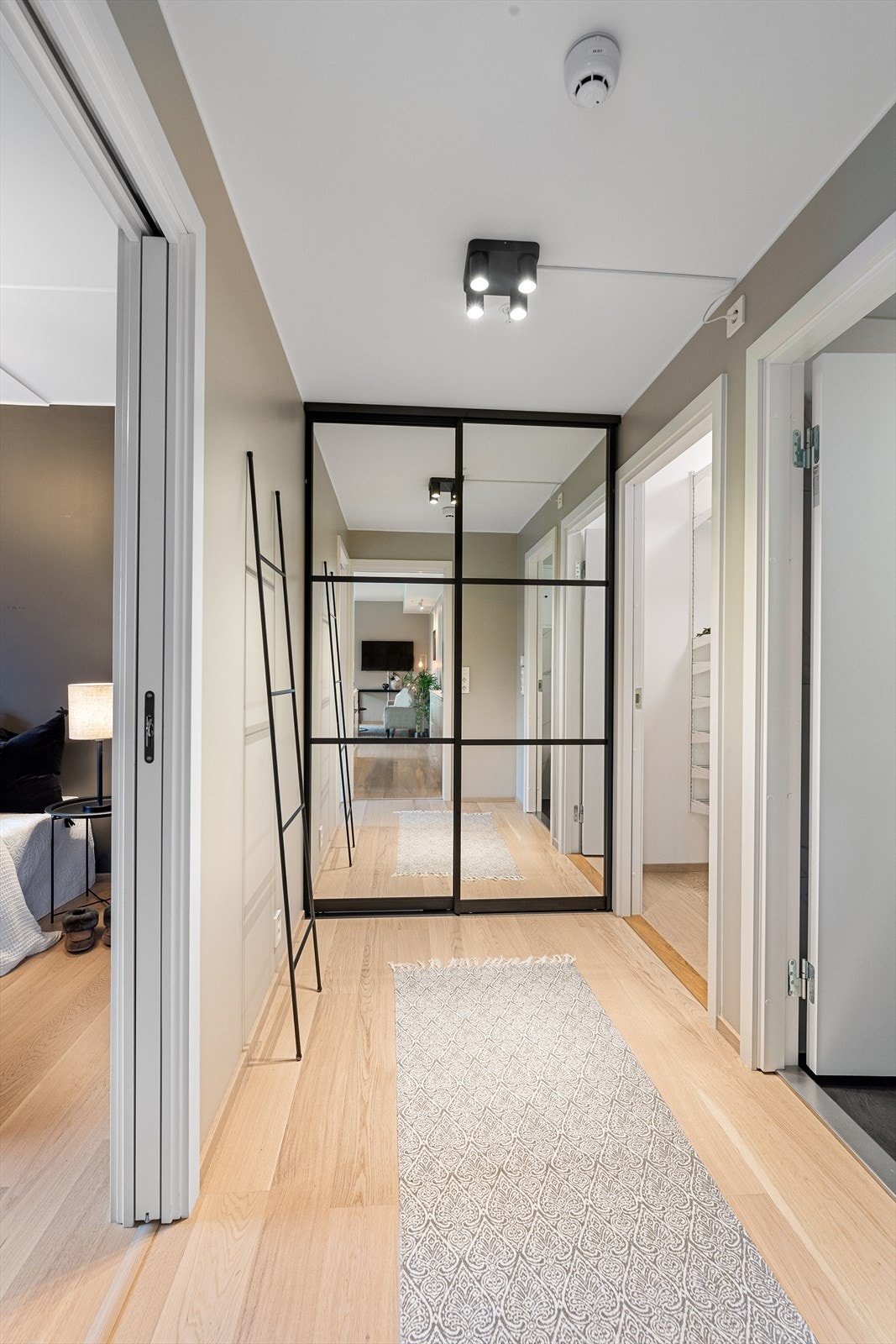 Gang med skyvedørsgarderobe Galleribilde