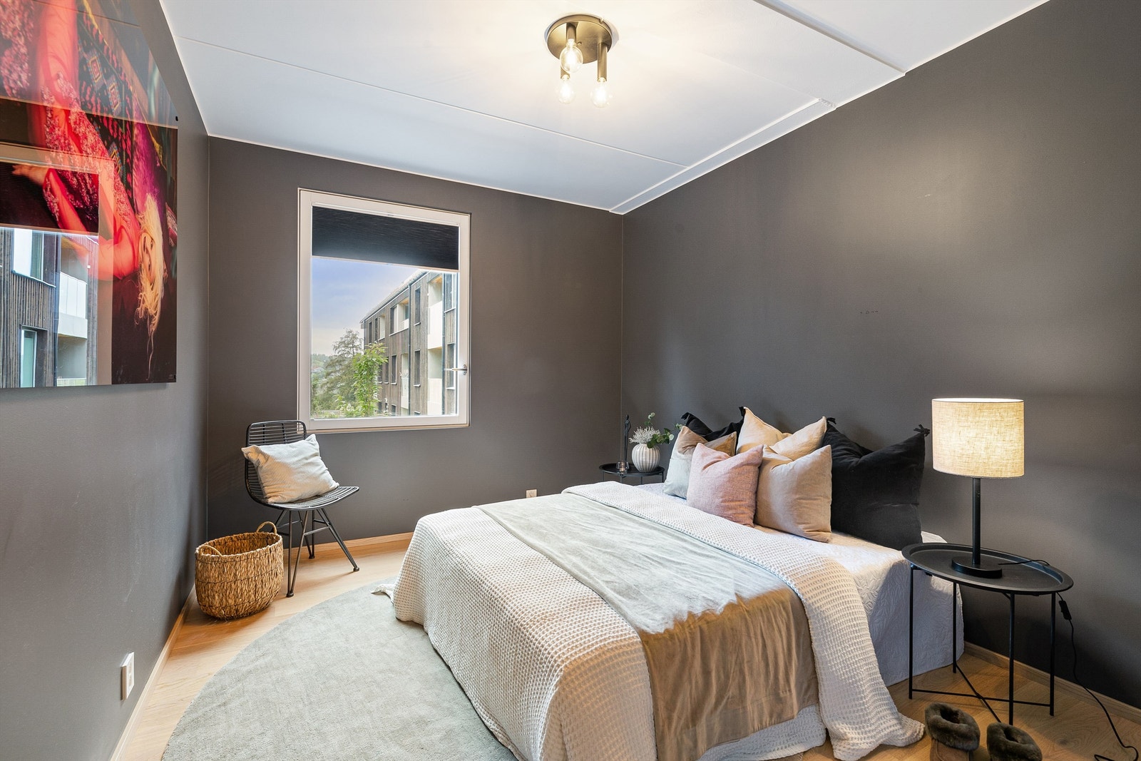 Soverom 1 med parkett på gulv, malte vegger og malt himling Galleribilde