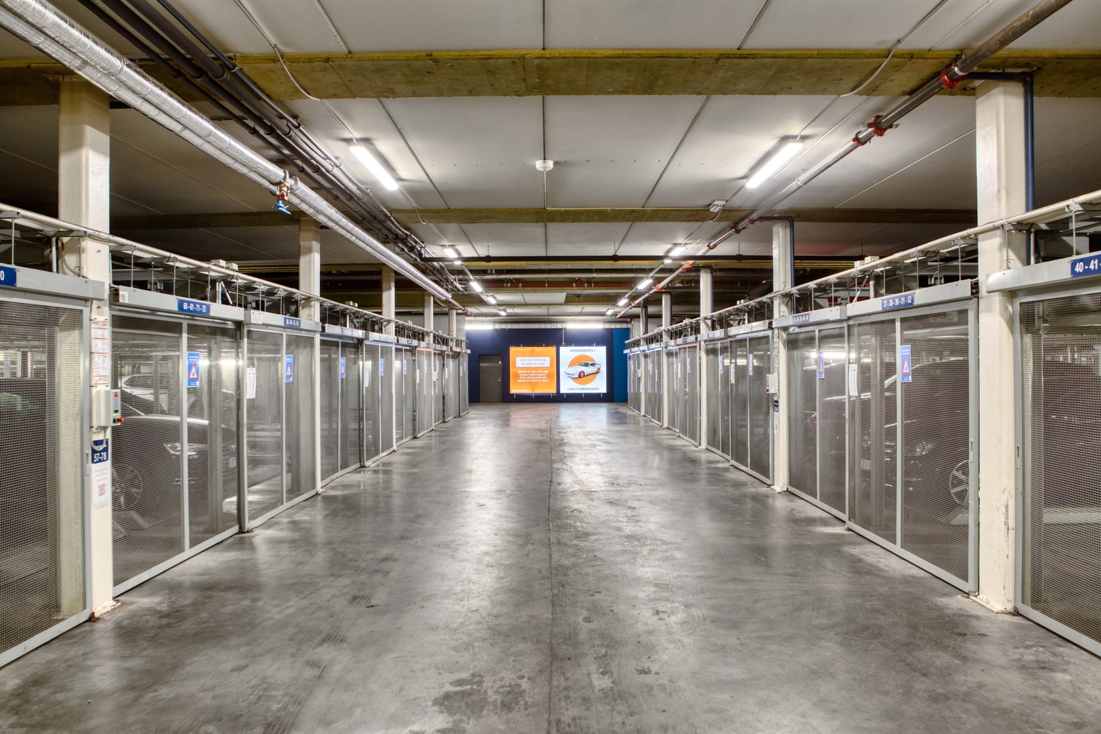 Vi har parkeringsplasser med dimensjonene 150 - 230cm (maks høyde) x 485 - 500cm (maks lengde) Galleribilde