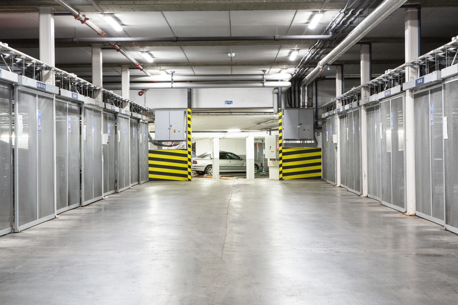 Vi har parkeringsplasser med dimensjonene 150 - 230cm (maks høyde) x 485 - 500cm (maks lengde) Galleribilde