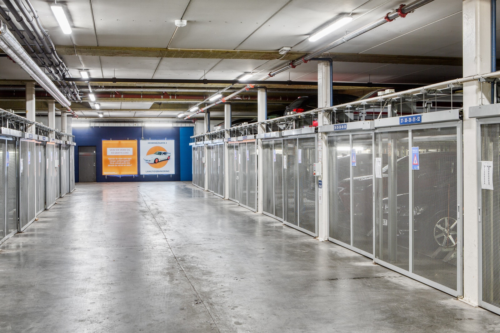 Vi har parkeringsplasser med dimensjonene 150 - 230cm (maks høyde) x 485 - 500cm (maks lengde) Galleribilde