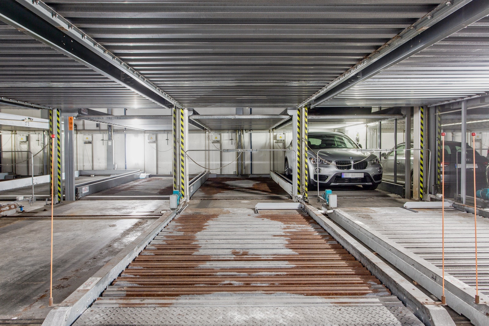 Vi har parkeringsplasser med dimensjonene 150 - 230cm (maks høyde) x 485 - 500cm (maks lengde) Galleribilde