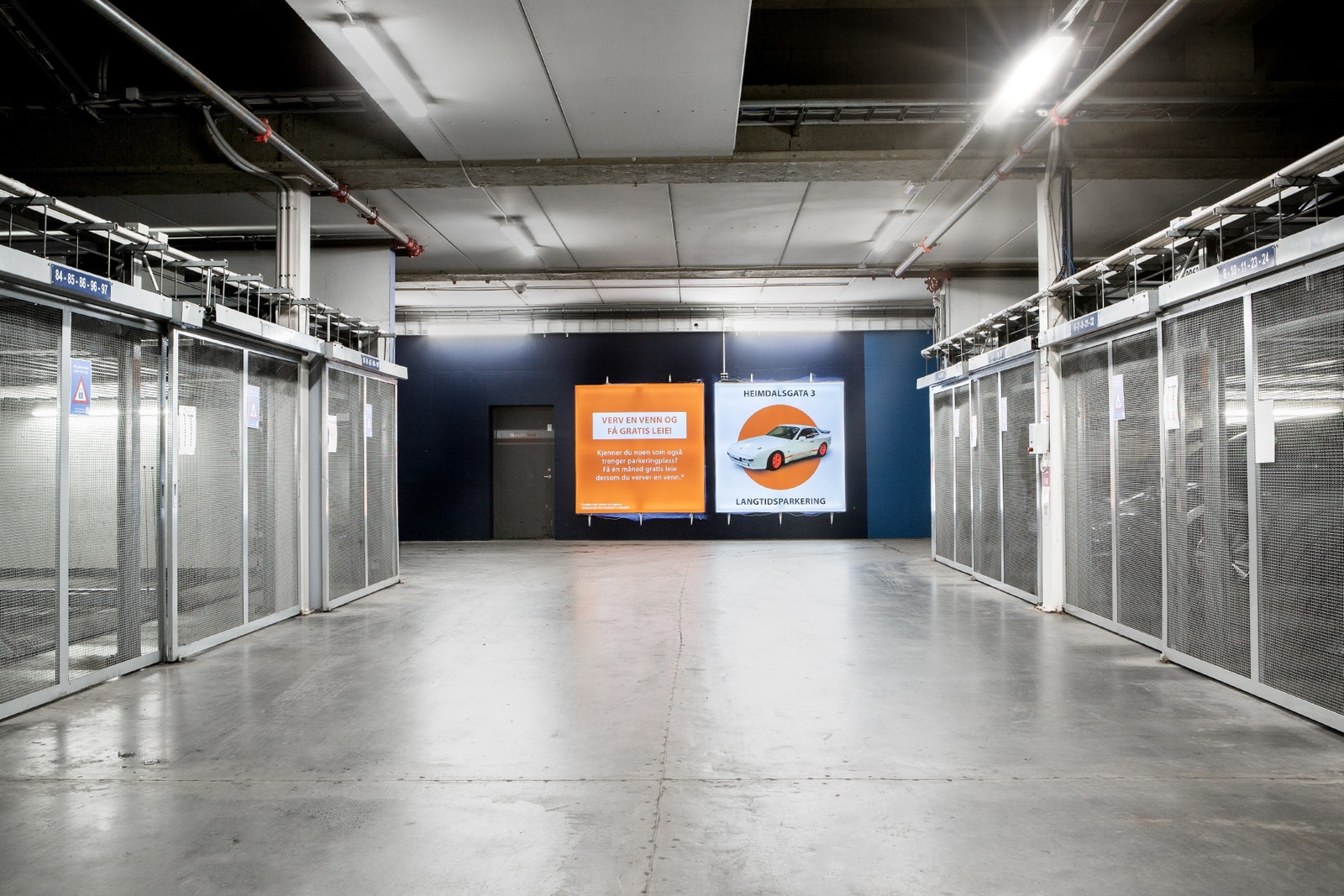 Vi har parkeringsplasser med dimensjonene 150 - 230cm (maks høyde) x 485 - 500cm (maks lengde) Galleribilde