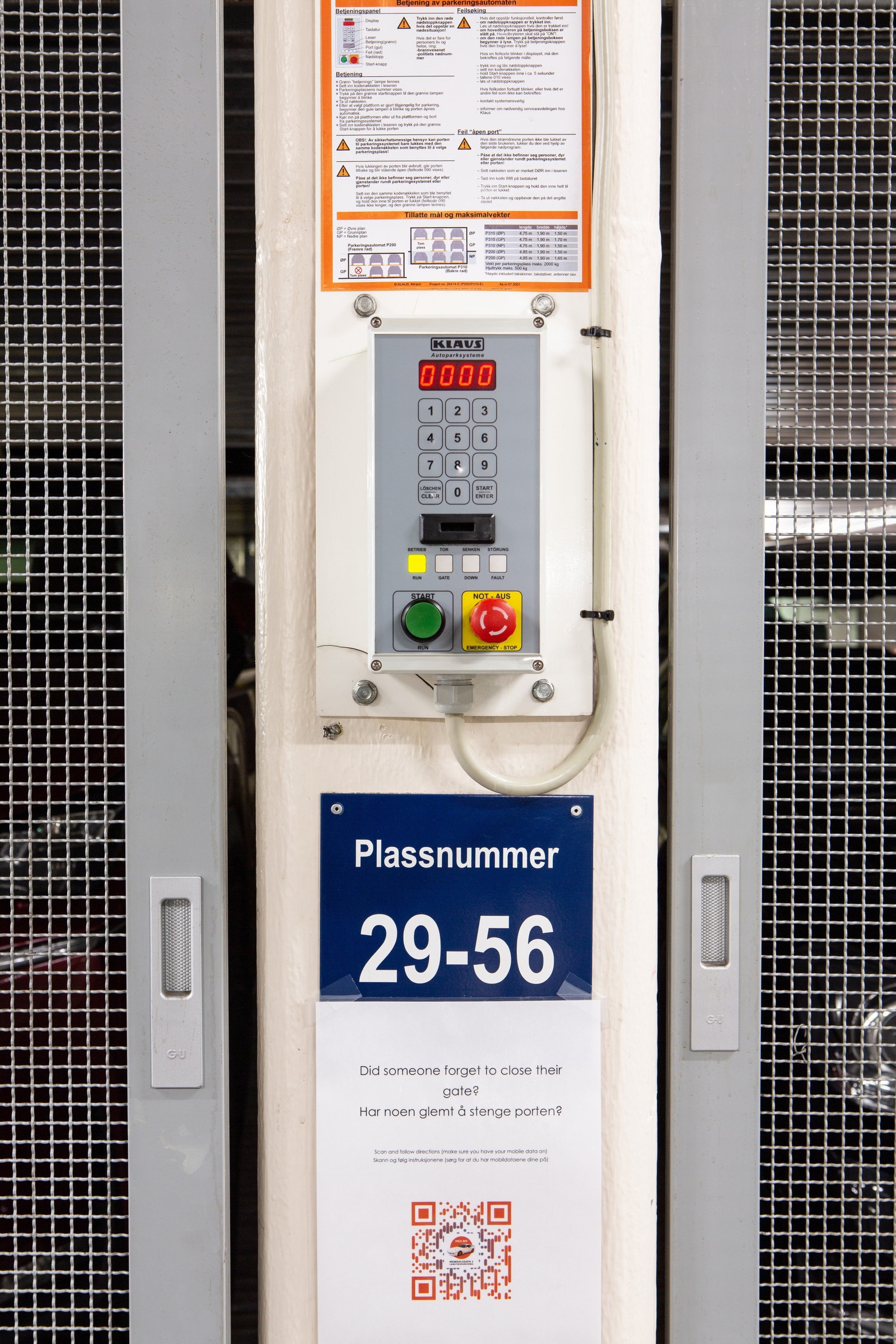 Vi bruker en parkeringsbrikker for å åpne og lukke porten. Galleribilde