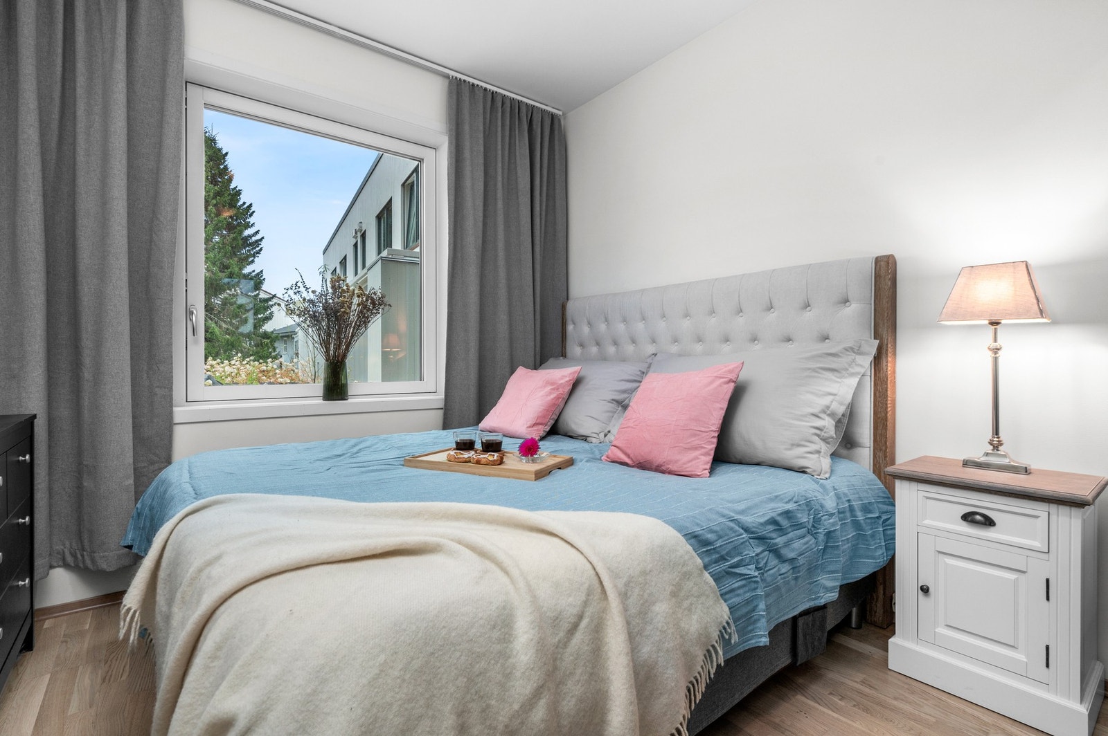 Flott hovedsoverom på 10m2 - lystette gardiner her. Galleribilde