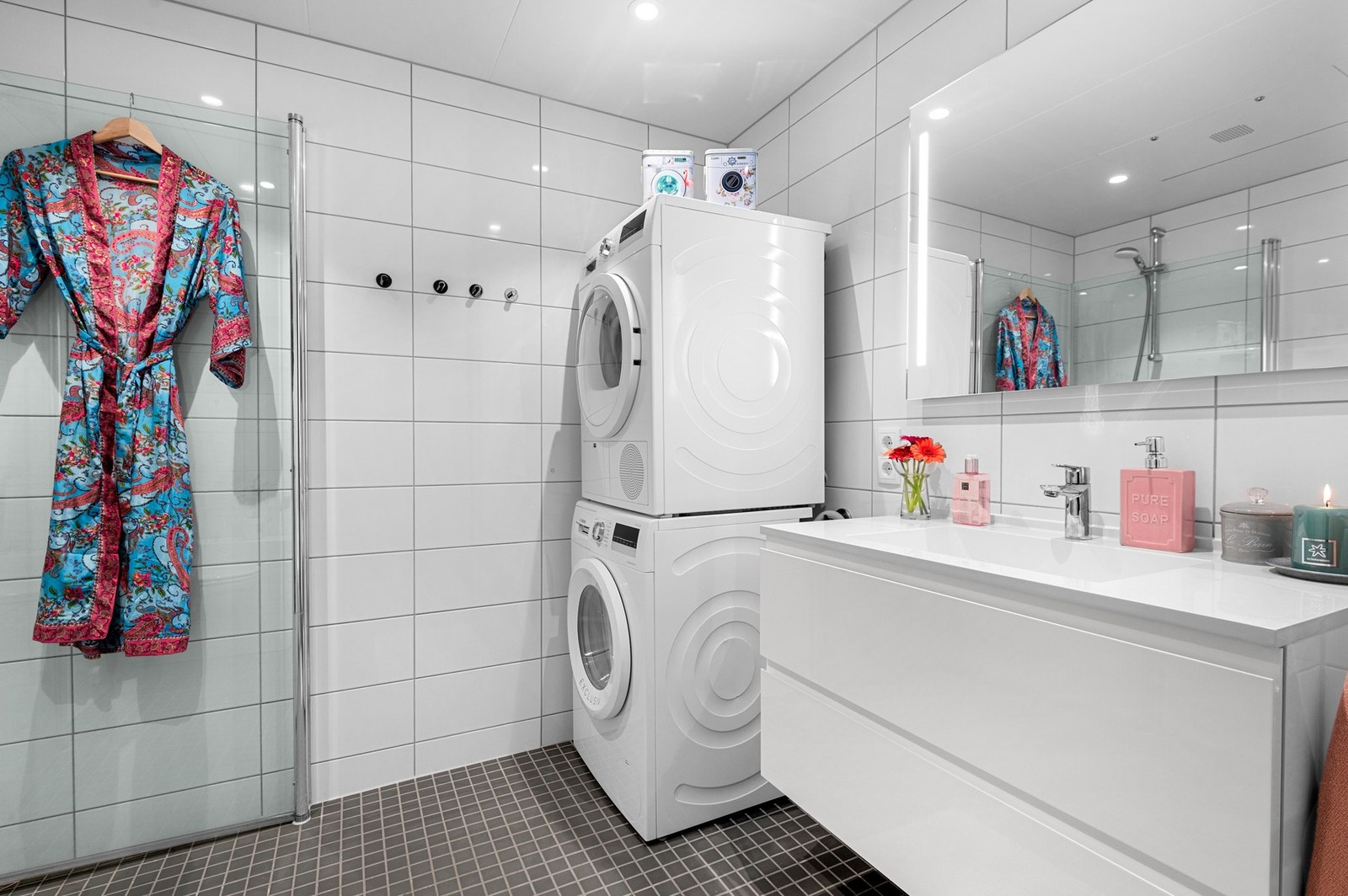 Badet er på 4,5m2, og har uttak til både vaskemaskin og tørketrommel. Godt belyst av spotter i tak, og speil med belysning. Galleribilde