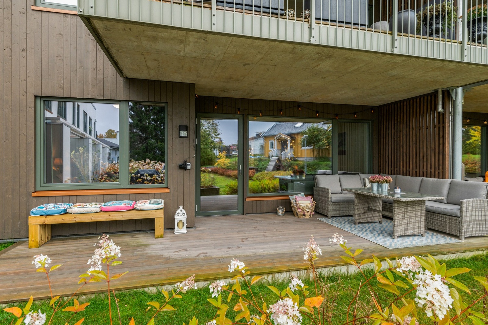 Stor markterrasse på ca 19m2, og som er delvis overbygd. Et flott oppholdsareal på sommeren. Galleribilde