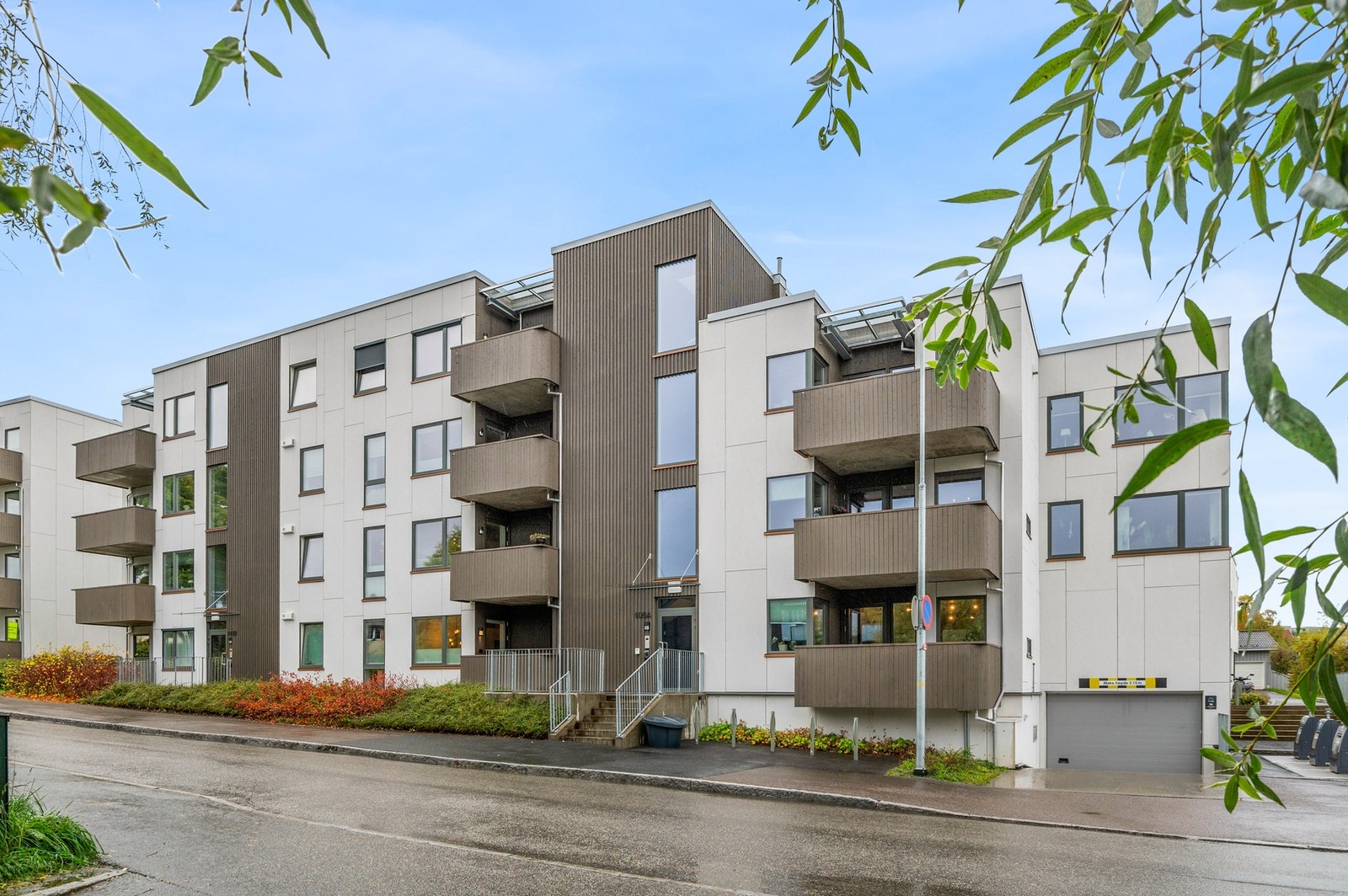 Inngangsparti - nedkjøring til oppvarmet garasje hvor leiligheten disponerer både garasjeplass og bod. Galleribilde