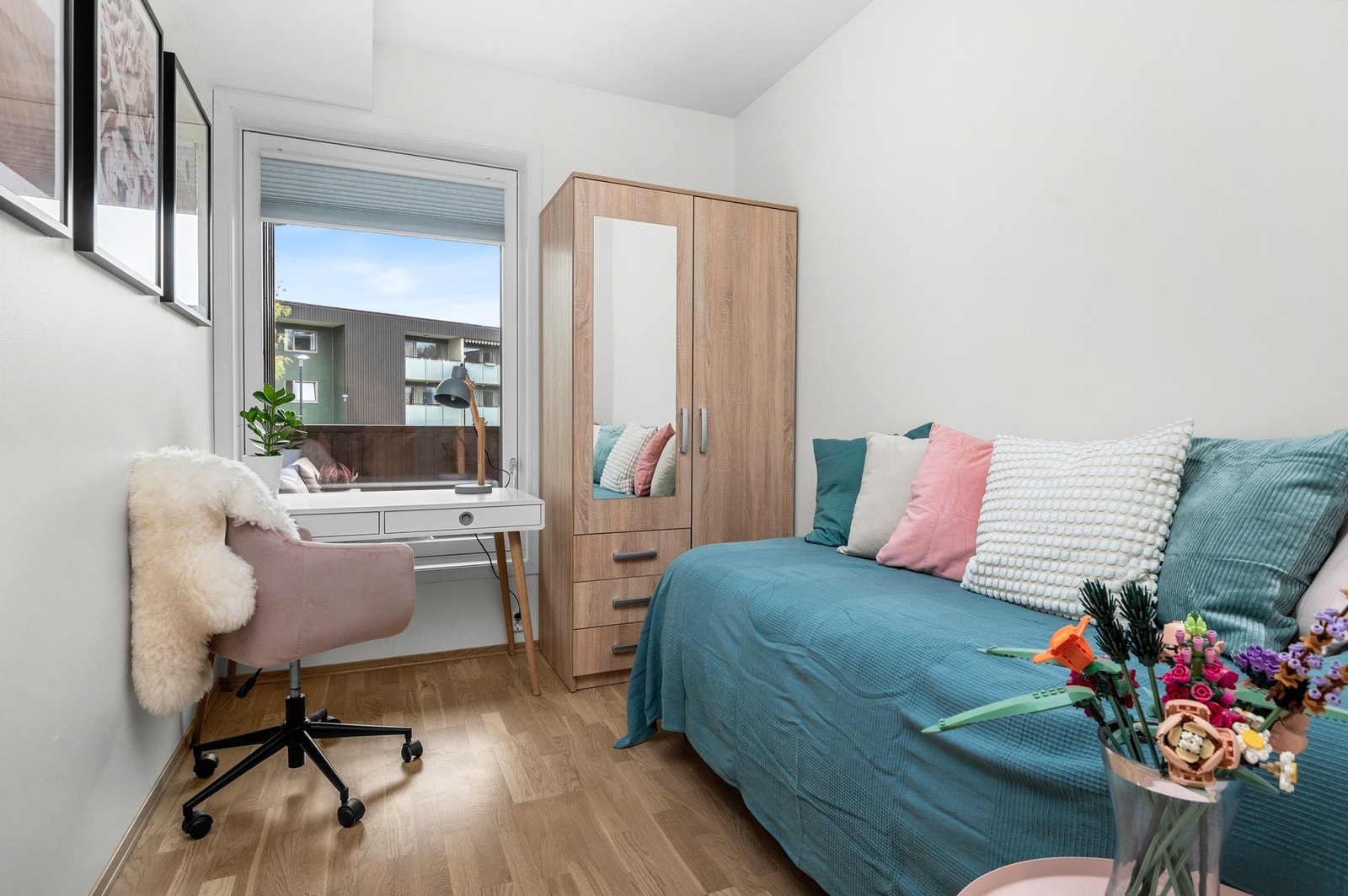 Det minste soverommet er 7m2, og har plass til både seng, garderobeskap og kontorpult. Galleribilde