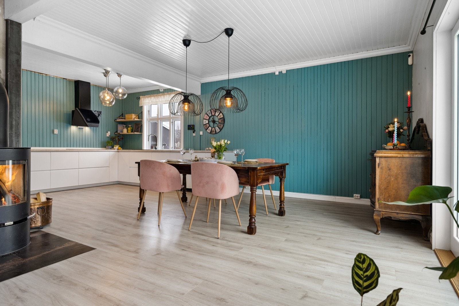 Stuen er det naturlige oppholdsrommet i boligen, og er et stort, lyst og hyggelig rom. Galleribilde