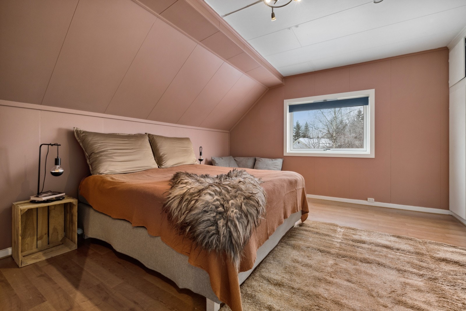 Soverom 2 er plassert i 2. etasje og er det største soverommet i boligen. Galleribilde