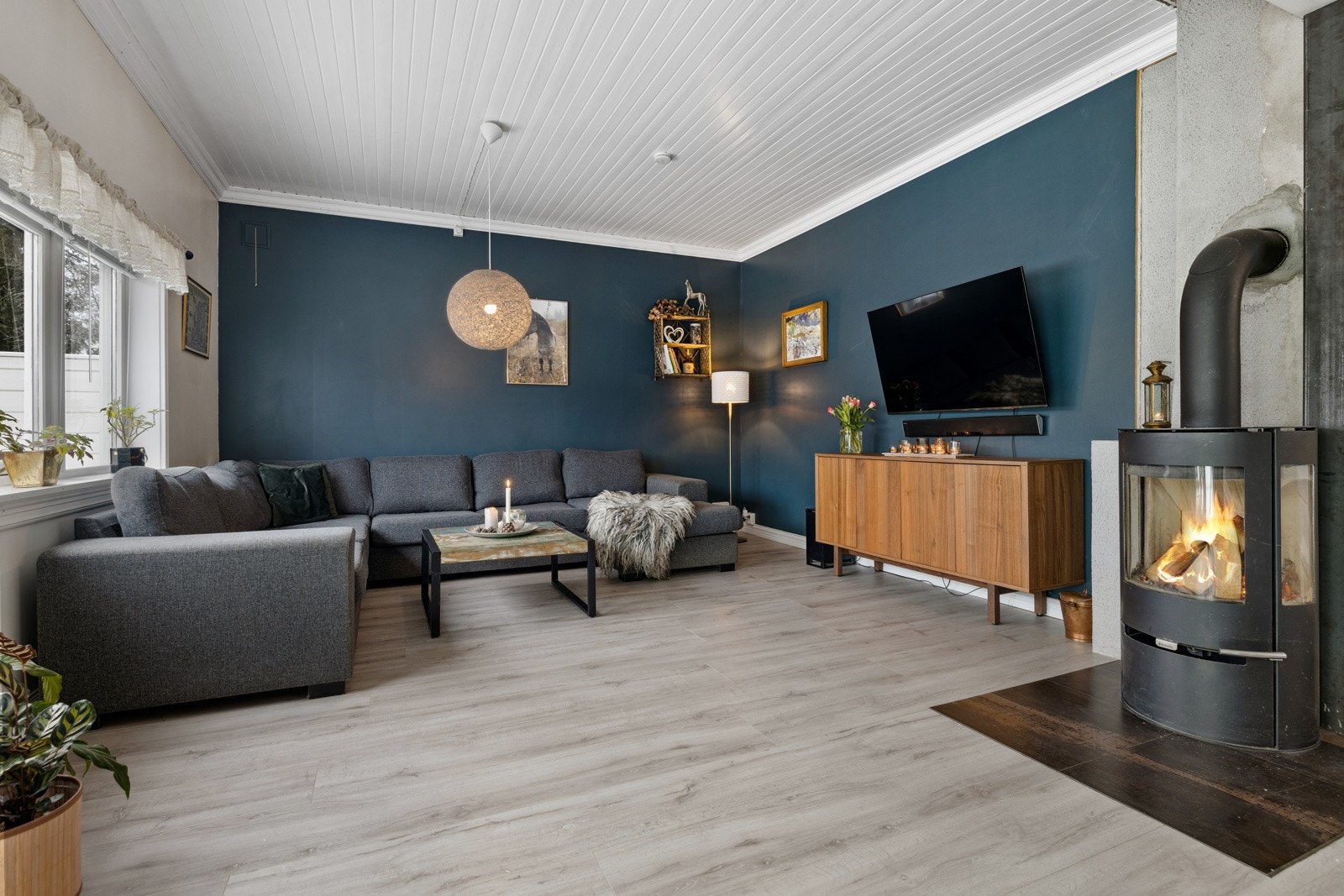 God standard med lys enstavs laminat fra 2018/19 på gulv og lysmalte overflater kombinert med Walls2Paint-plater fra 2019 i en mørk blåfarge. Galleribilde