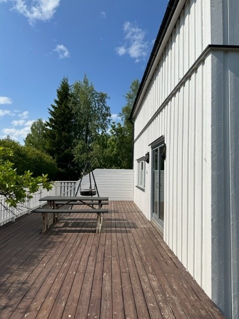 Den gode størrelse gir plass til ulike sittegrupper etter eget ønske og behov. Fra terrassen har du videre adkomst til hagen som er opparbeidet med plen og diverse beplanting som bla. syriner. I hagen finner du også jordbær, rips, rabarbra og gressløk. Galleribilde