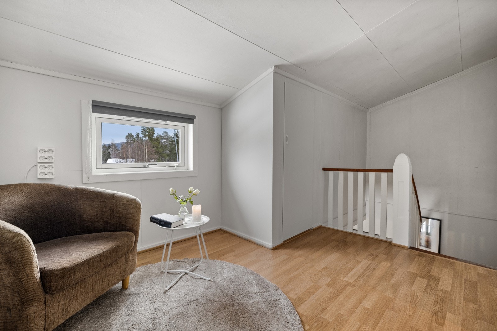 Boligen inneholder totalt 5 soverom, hvorav ett er plassert i 1. etasje og de andre i boligens 2. etasje. Galleribilde