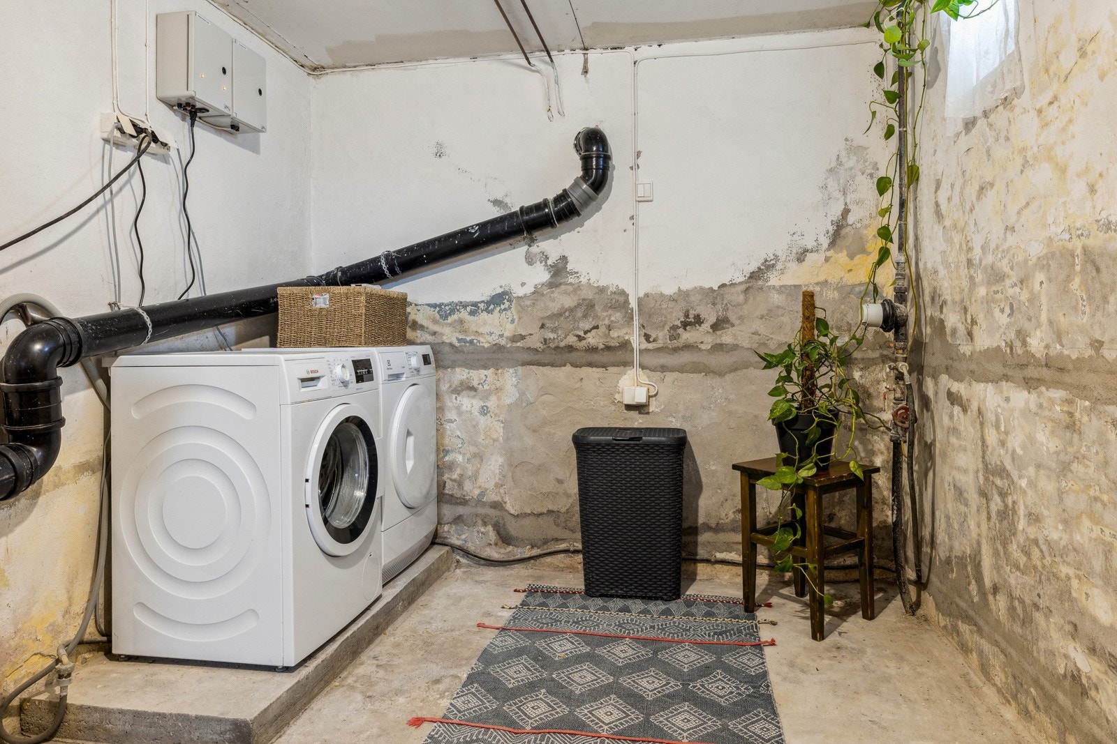 Boligen har vaskerom i kjelleren med støpt gulv med sluk og kjelleryttervegger av sparesteinsbetong. Vaskerommet er utstyrt med skyllekar, opplegg for vaskemaskin og elektrisk vifte. Galleribilde