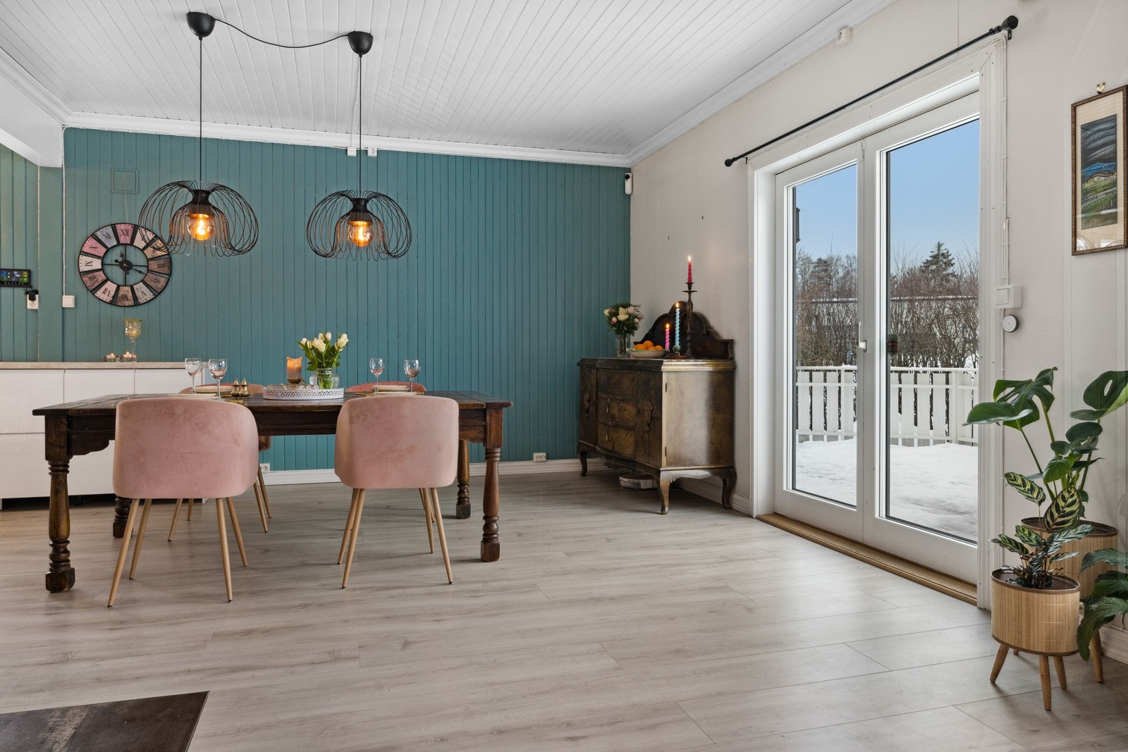 Fra spisestuen har du to-fløyet terrassedør fra 2013 ut til terrassen. En stor og solrik terrasse mot sydvest som sørger for gode solforhold på sommerstid. Galleribilde