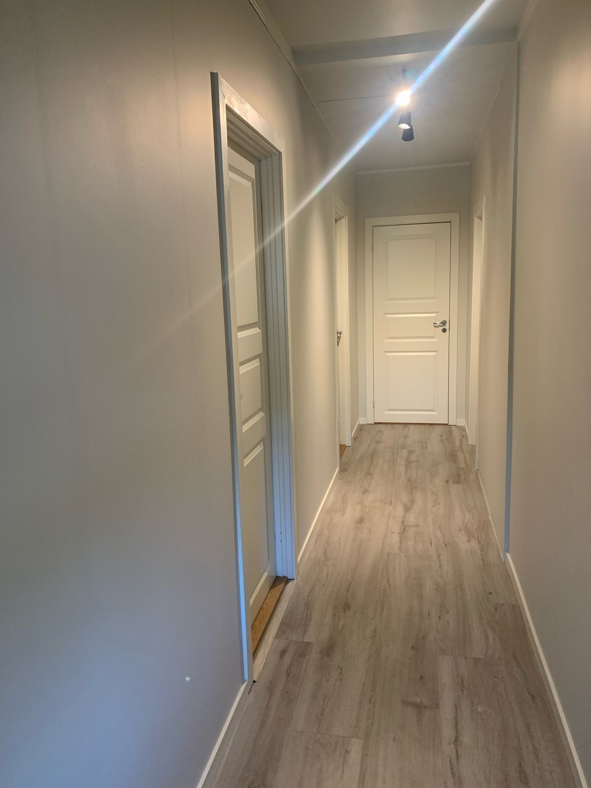 Lys, nyoppusset soveromsgang i tilknytning til trapperom og med adkomst til fire soverom i 2. etasje. Galleribilde