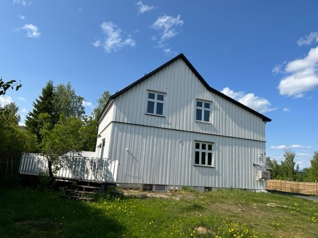 En lys og koselig enebolig med innhold over to plan og kjeller. Eiendommen er også bebygd med garasje/uthus. Galleribilde