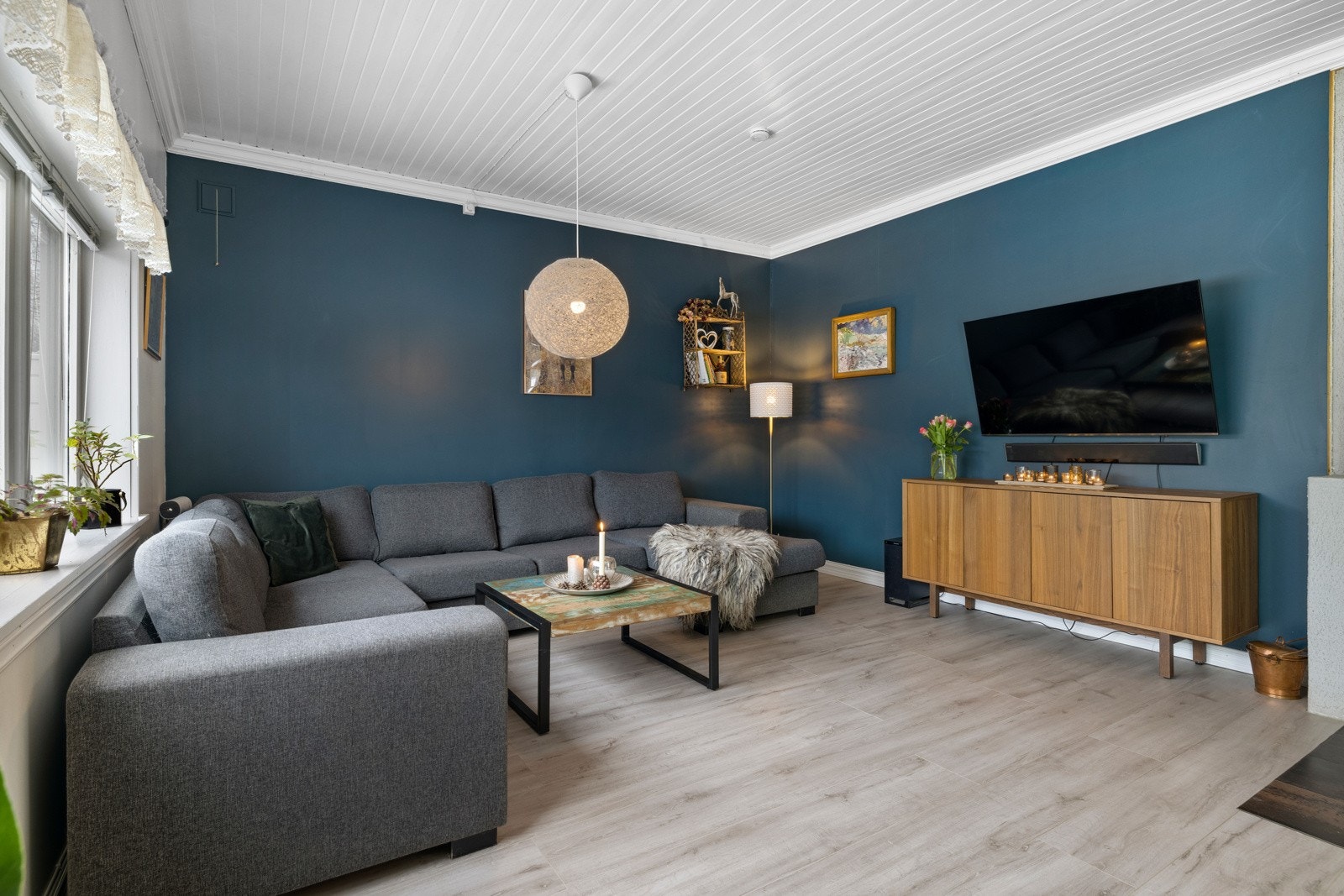 Stuen er romslig med god plass til stor sofagruppe med salongbord, mediemøblement og TV. Det er innlagt fiber fra Eidsiva, i tillegg til kabel-TV/bredbånd fra Telenor. Galleribilde