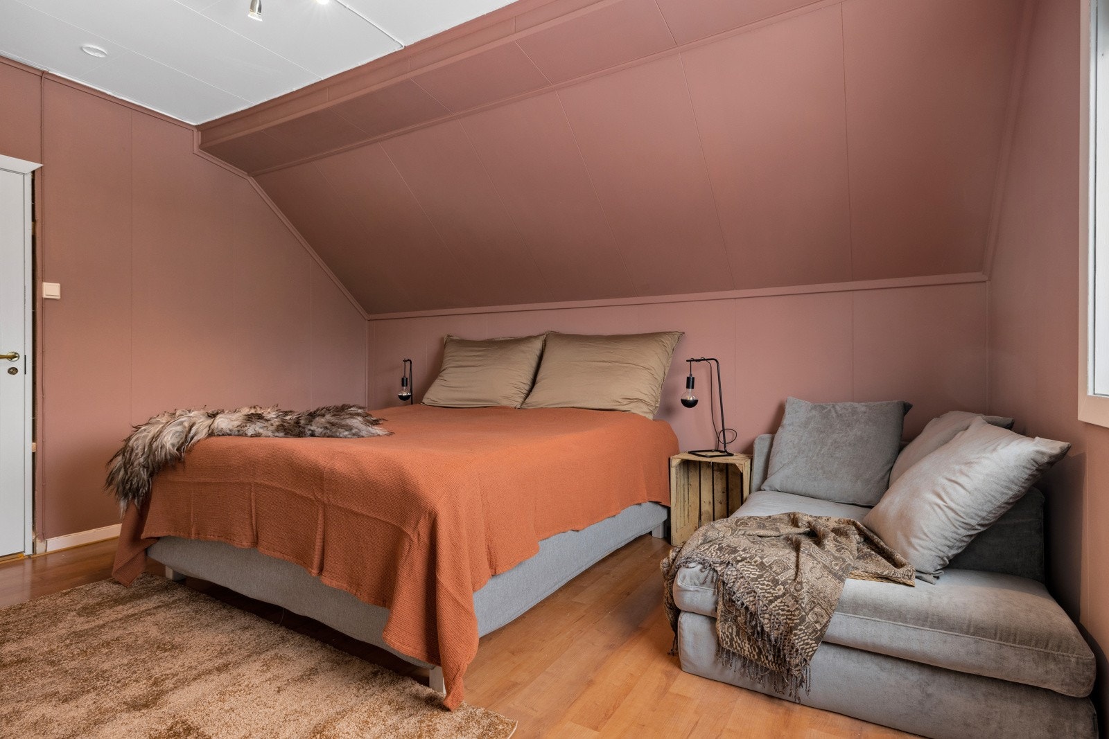 På soverommet har du god plass til dobbeltseng med tilhørende nattbord, samt en kontorpult eller kommoder. God oppbevaringsplass i plassbygde garderobeskap. Galleribilde