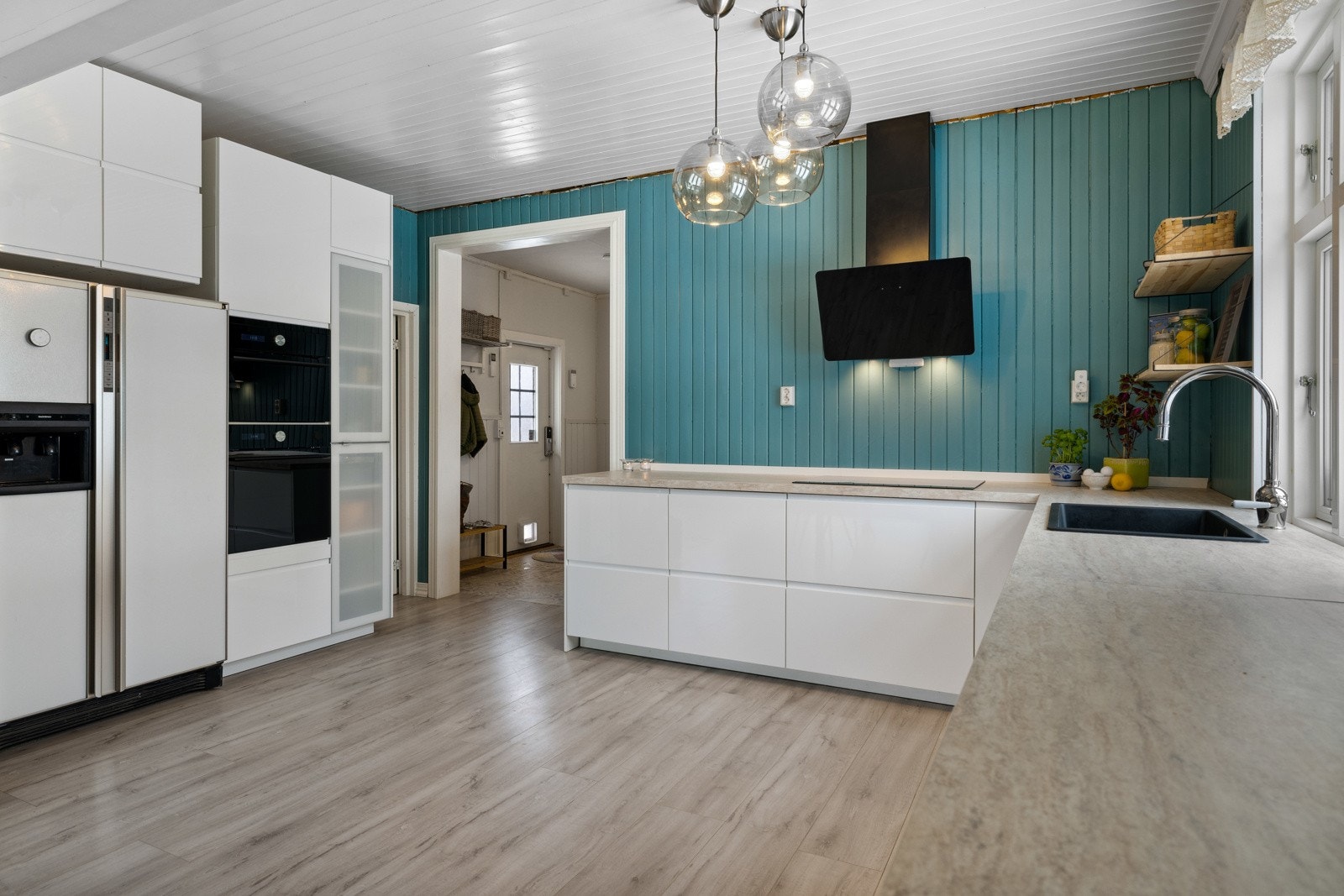 Kjøkkenet er fullt utstyrt med hvitevarer som medfølger i handelen. Det er også montert komfyrvakt ved platetoppen og lekkasjestopper under kjøkkenbenken. Galleribilde