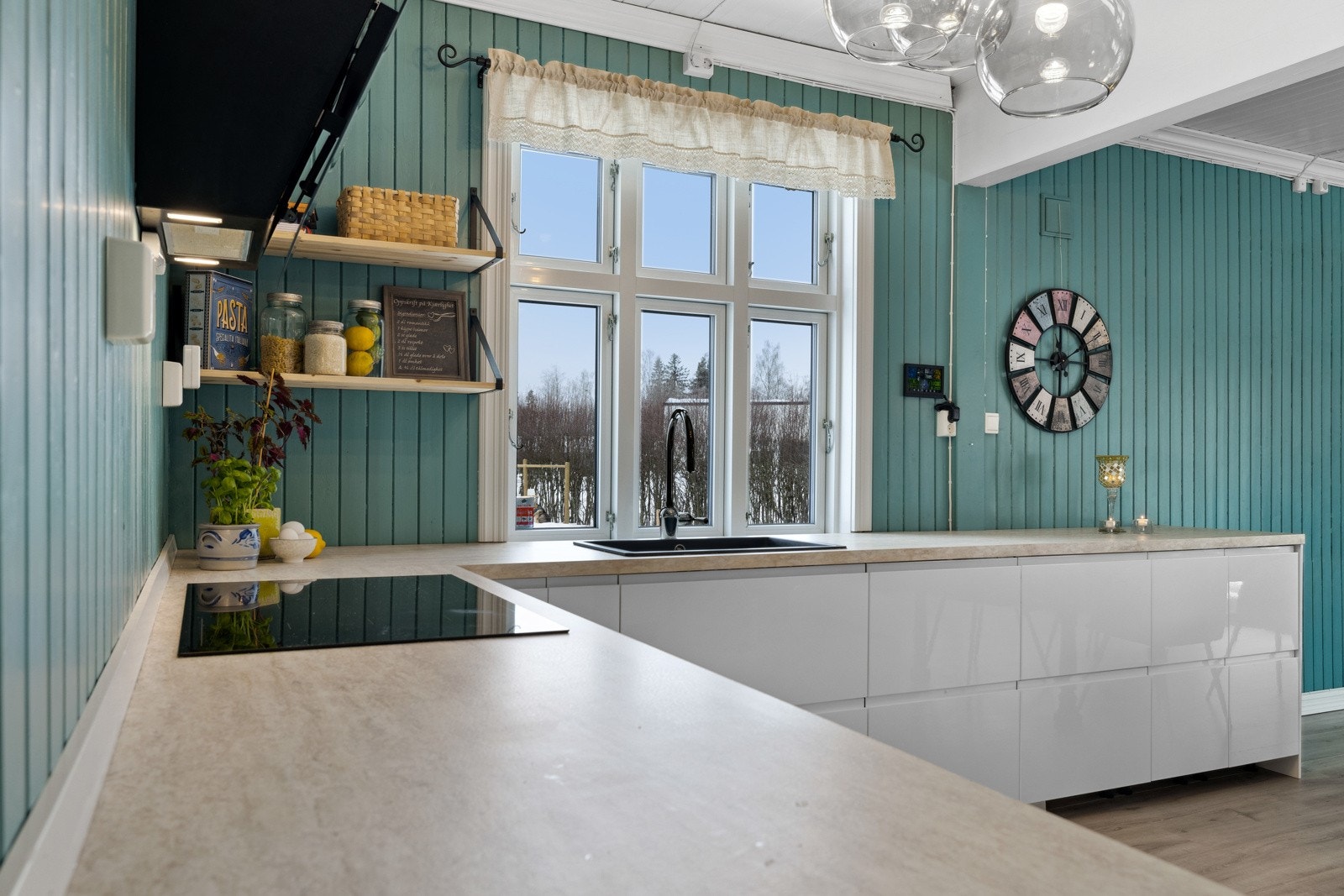 Moderne og tidløst kjøkken fra IKEA som var nytt i ca. 2020. God skap- og benkeplass i innredningen som har hvite glatte fronter og laminert benkeplate med nedfelt oppvaskkum i kompositt. Galleribilde