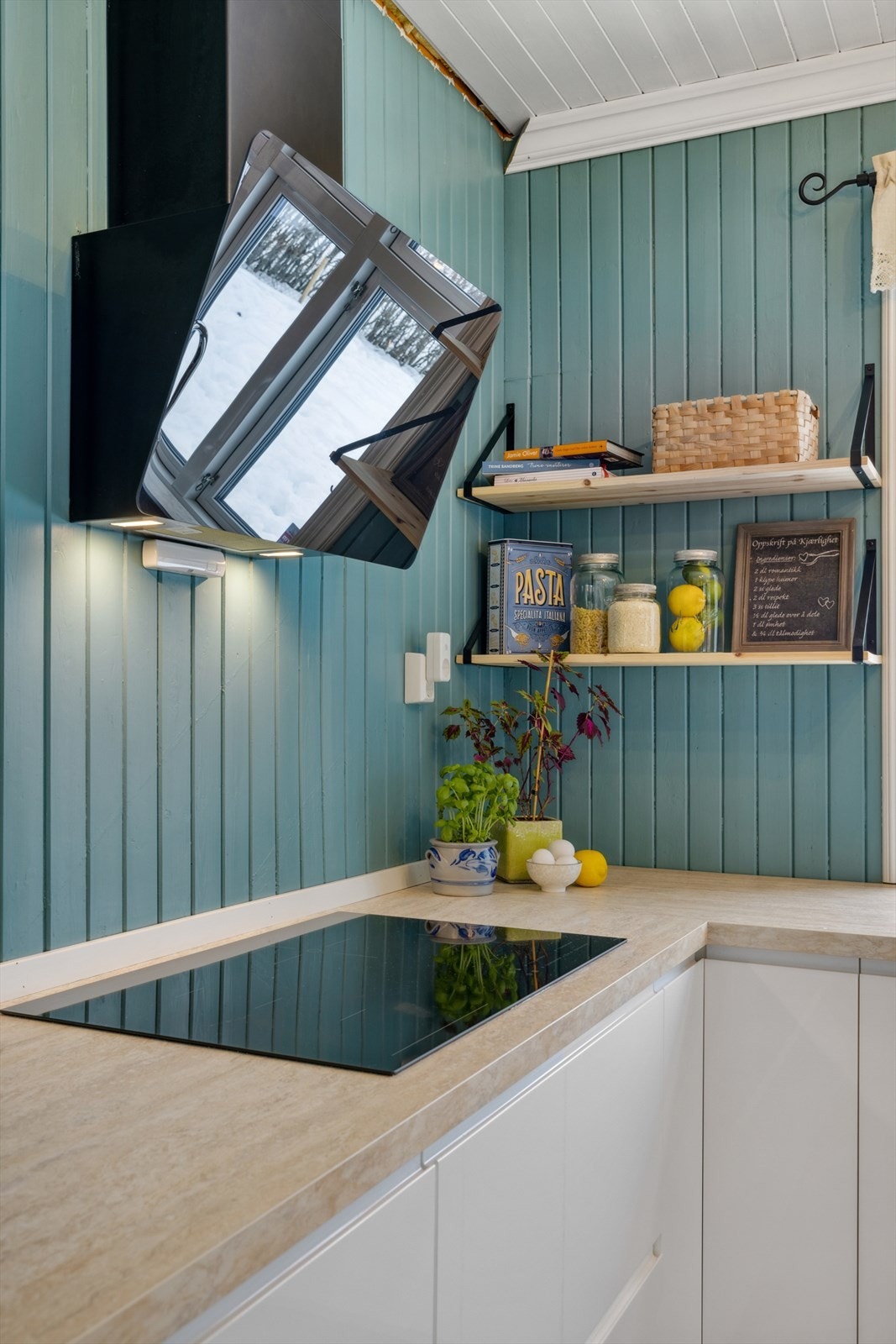 Medfølgende hvitevarer som nedfelt platetopp med ventilator over, integrert stekeovn og kombinert stekeovn/micro i høyskap, integrert oppvaskmaskin, samt side-by-side kjøl- og fryseskap. Galleribilde