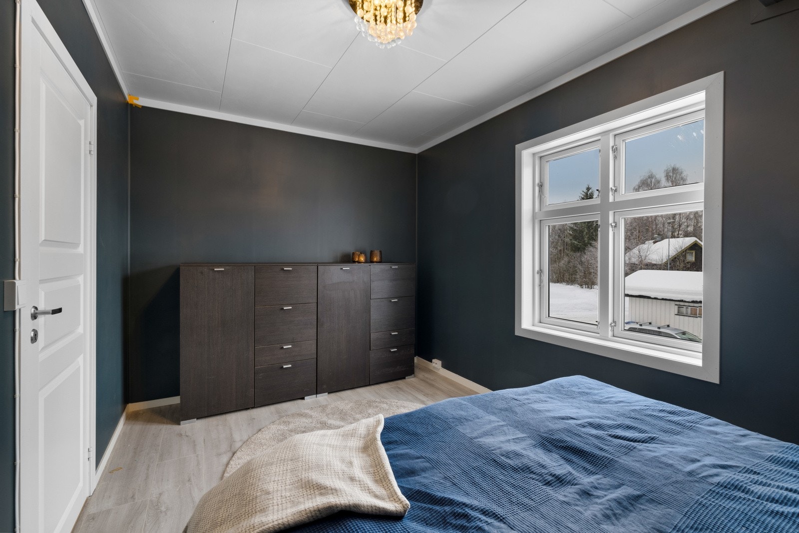 På soverommet har du plass til dobbeltseng med tilhørende nattbord og garderobeløsninger etter eget ønske og behov. Galleribilde