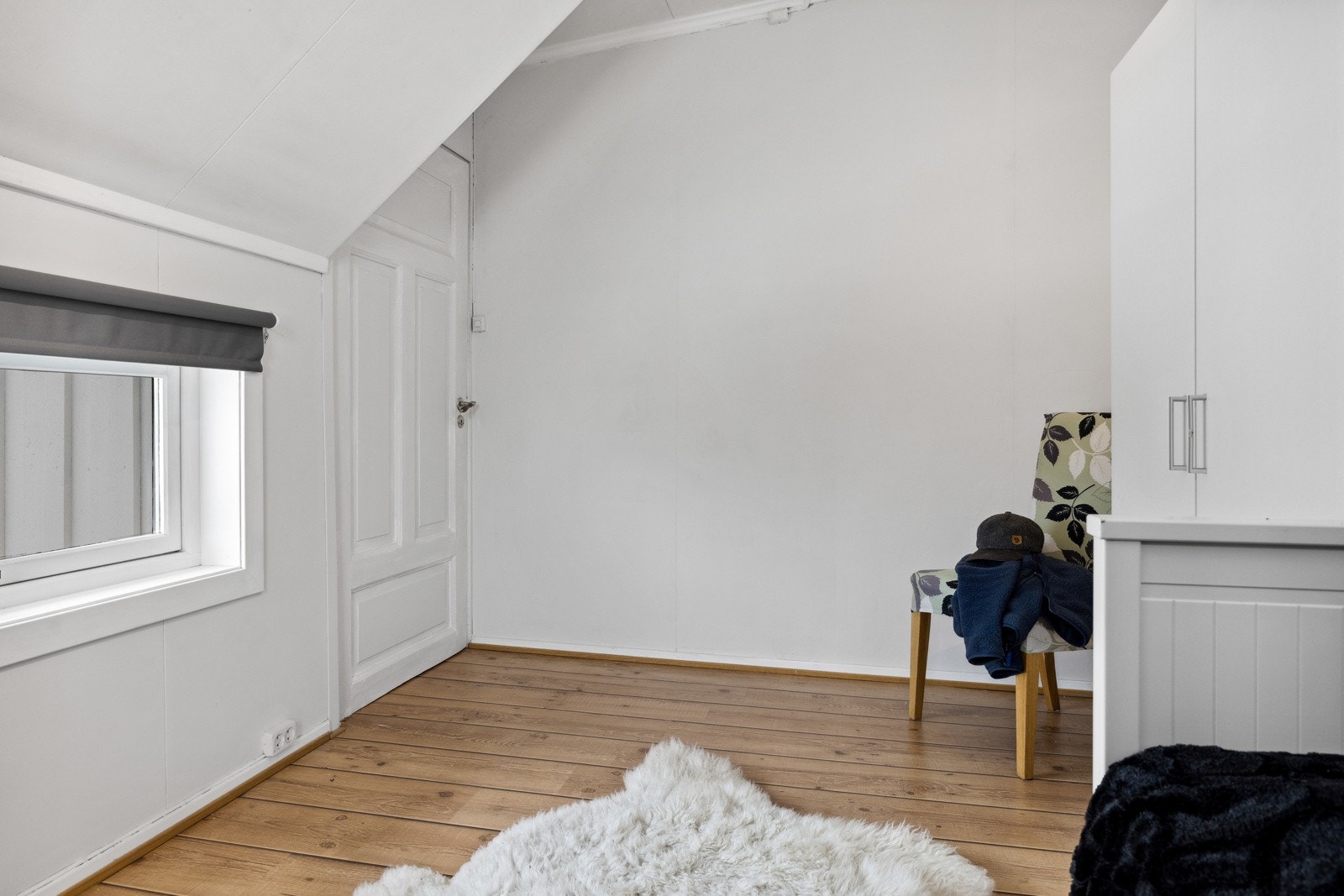 Soverommet har laminat på gulv og lysmalte overflater. Plass til seng, kontorpult og oppbevaringsplass i medfølgende garderobeskap. Galleribilde