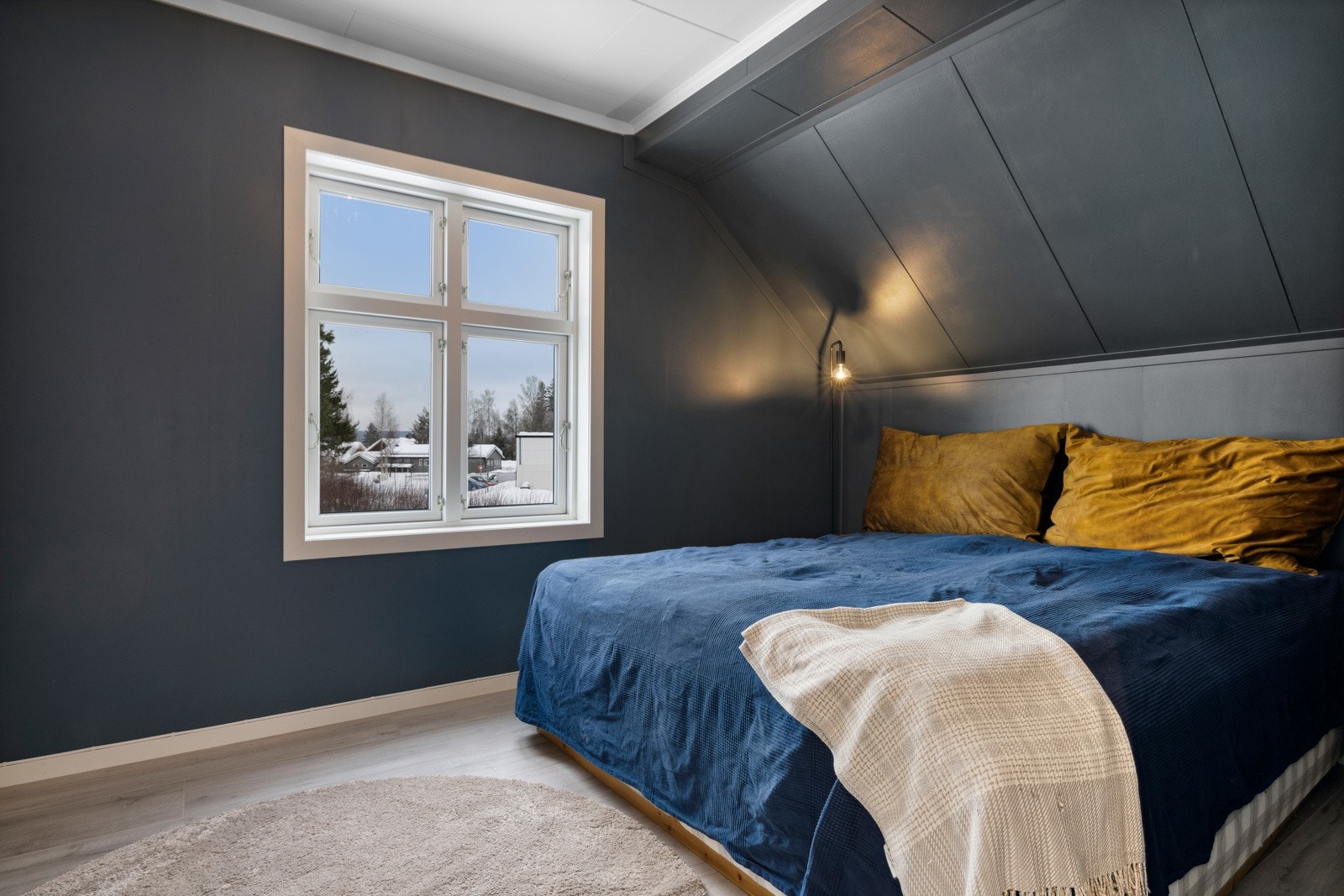 Soverom 3 er også et innbydende soverom av god størrelse. God standard med lys enstavs laminat fra 2023 på gulv og Walls2Paint-plater fra 2023 malt i en mørk og behagelig soveromsfarge. Galleribilde