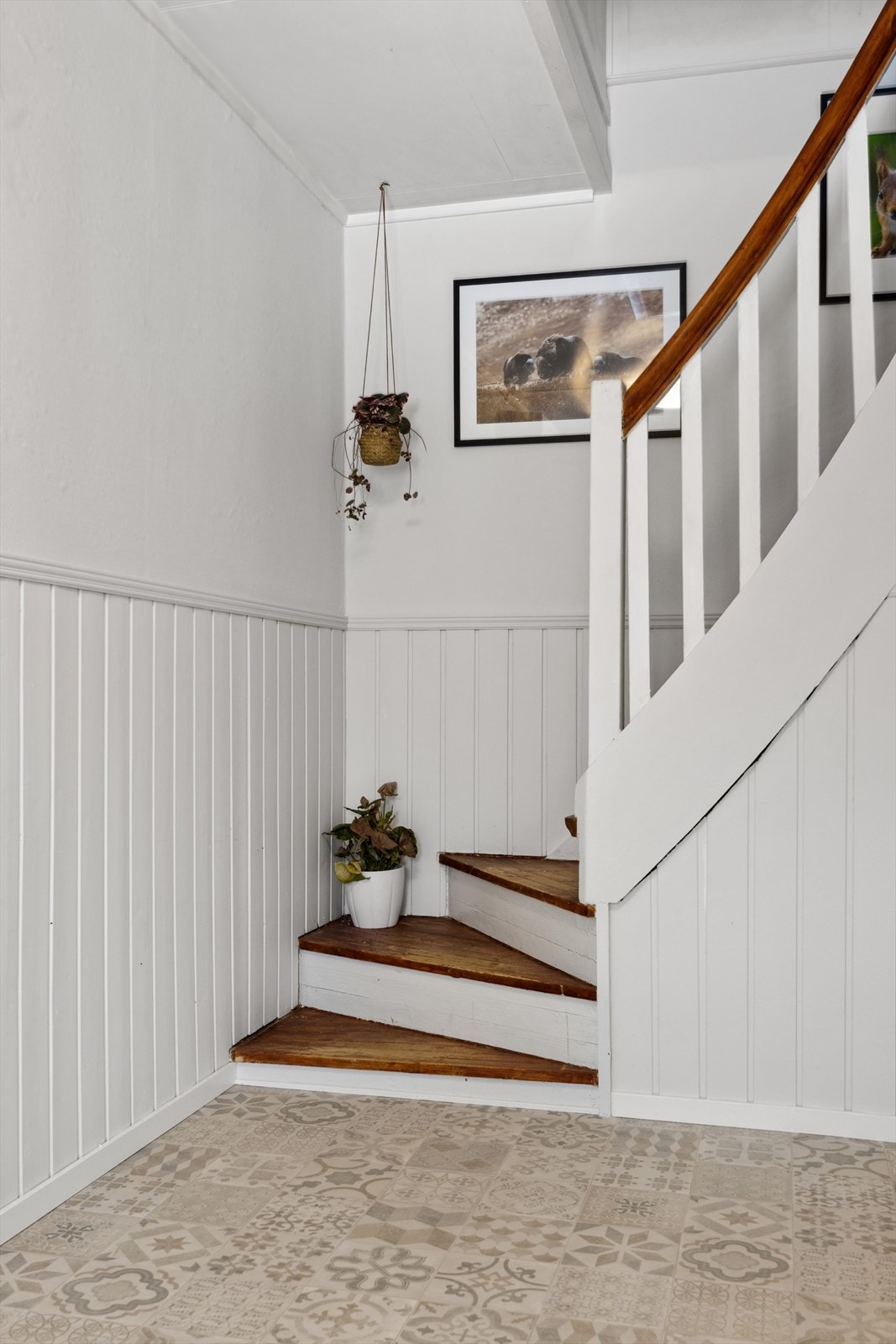 Fra entréen har du også adkomst til boligens 2. etasje, samt kjelleren. Galleribilde